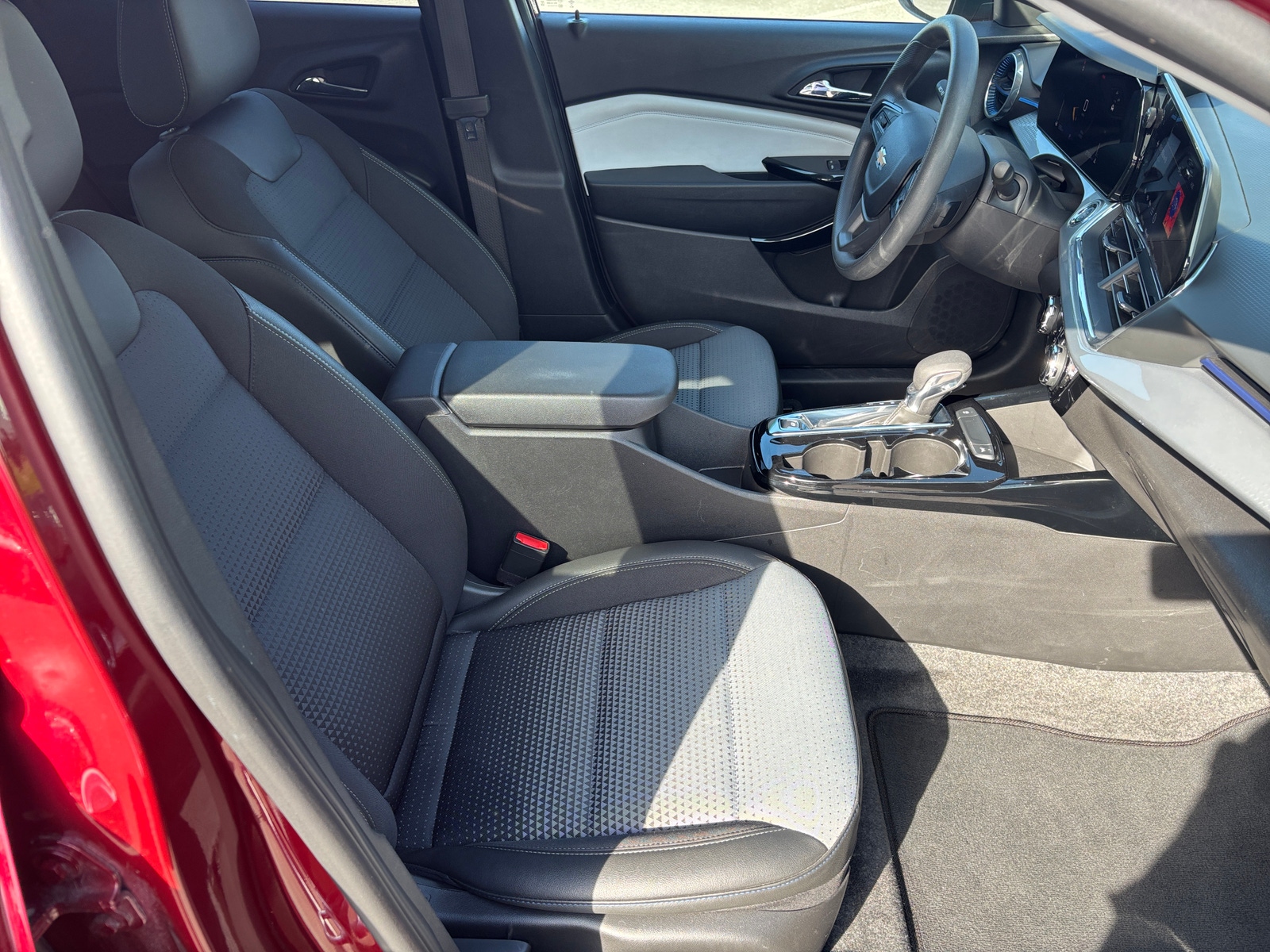 Thumbnail: 2025 Chevrolet Trax - 2