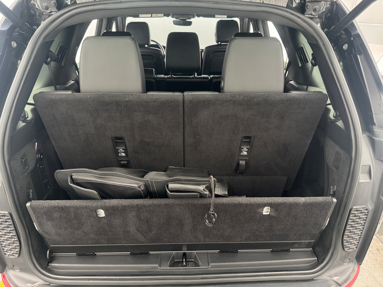 Thumbnail: 2019 Land Rover Discovery - 6