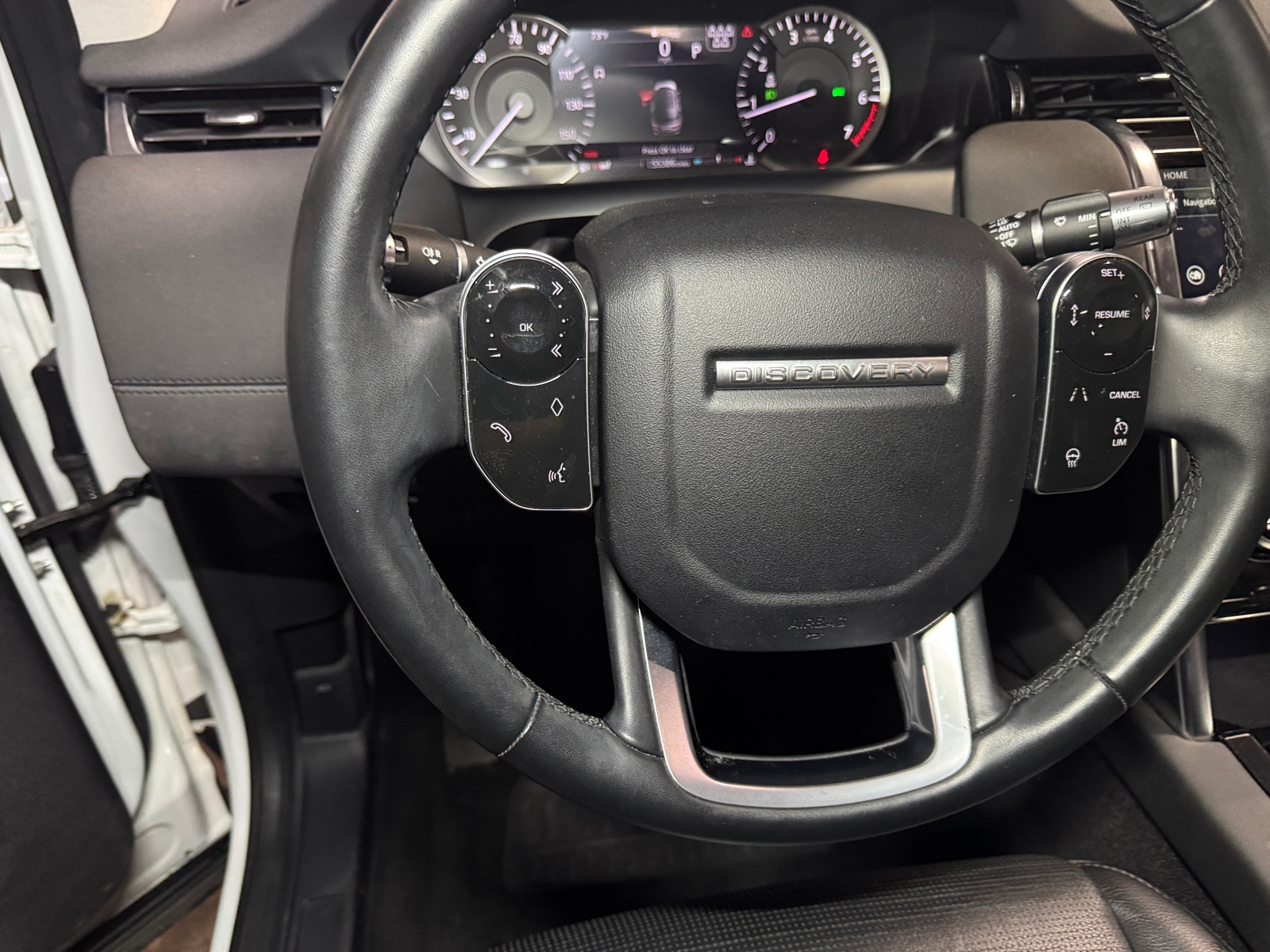 Thumbnail: 2020 Land Rover Discovery Sport - 5