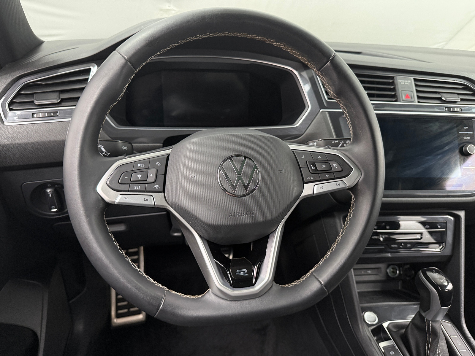 Thumbnail: 2023 Volkswagen Tiguan - 4