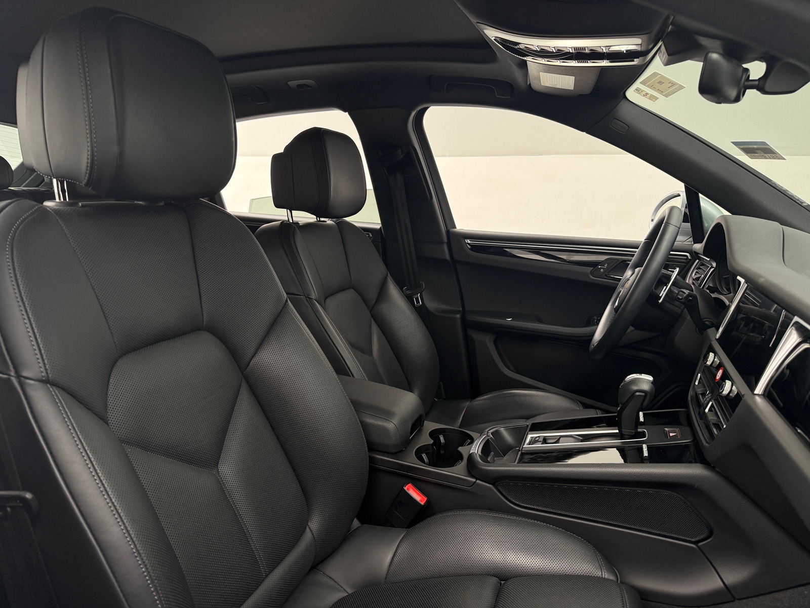 Thumbnail: 2023 Porsche Macan - 2