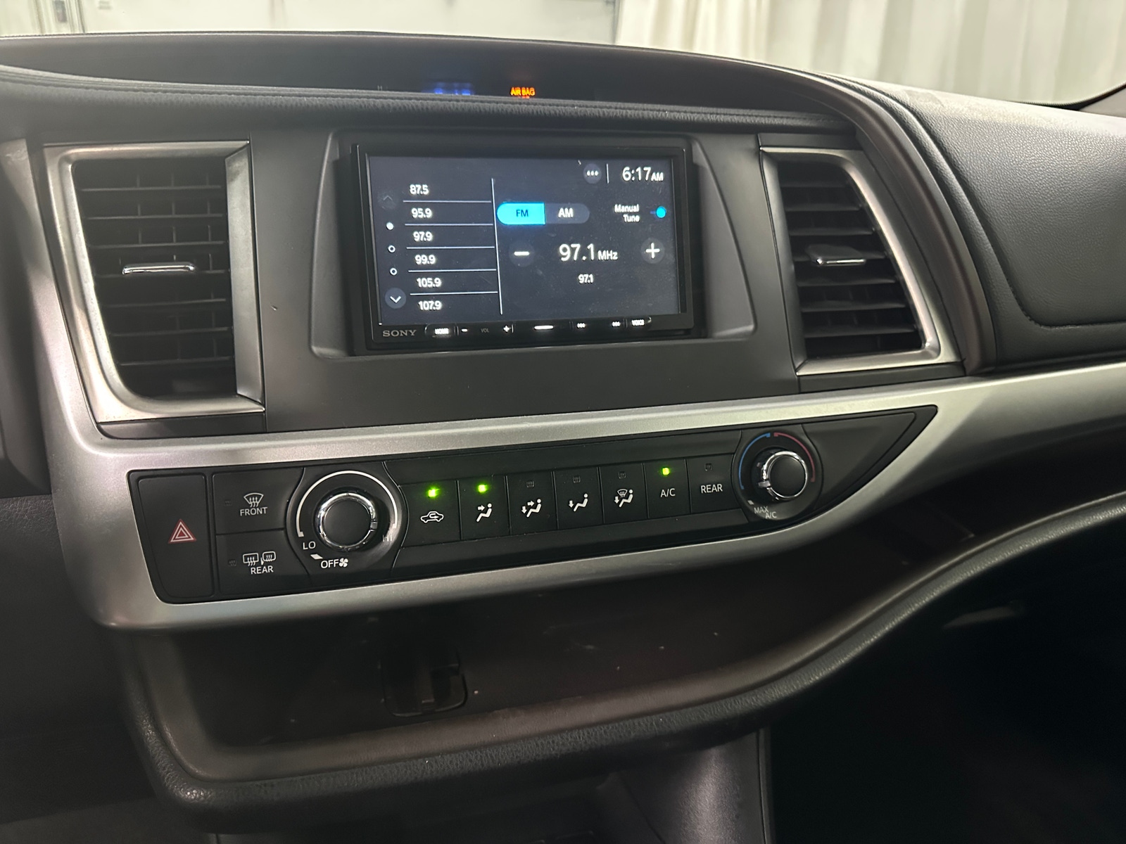 Thumbnail: 2015 Toyota Highlander - 4