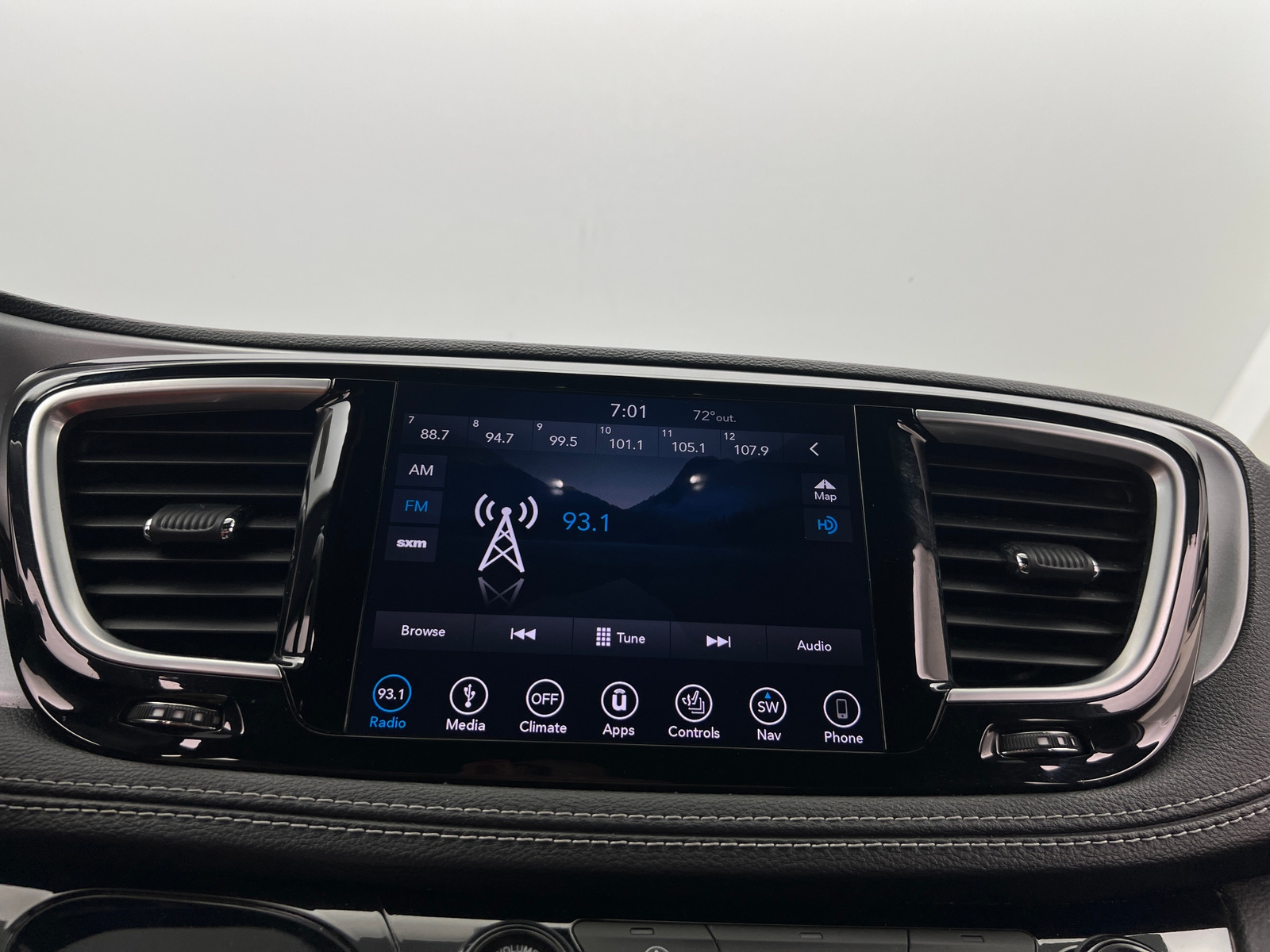 Thumbnail: 2019 Chrysler Pacifica - 3