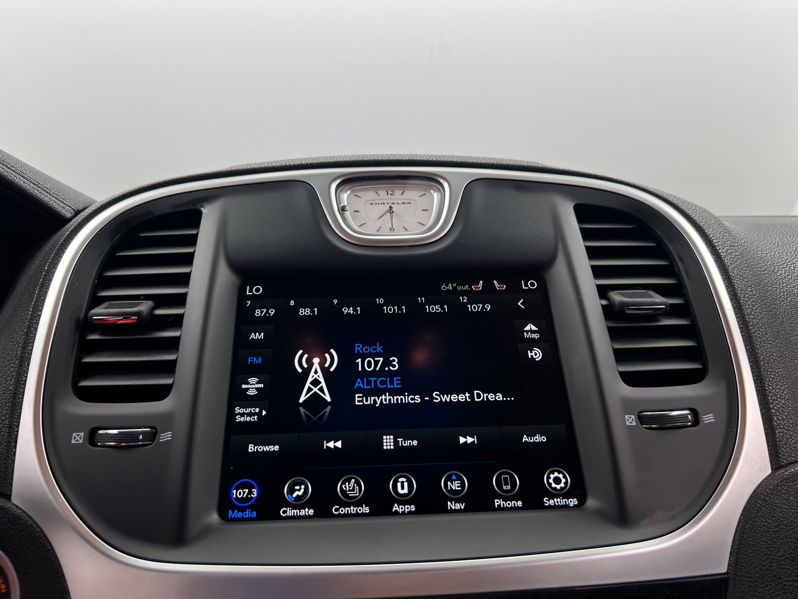 Thumbnail: 2022 Chrysler 300 - 3