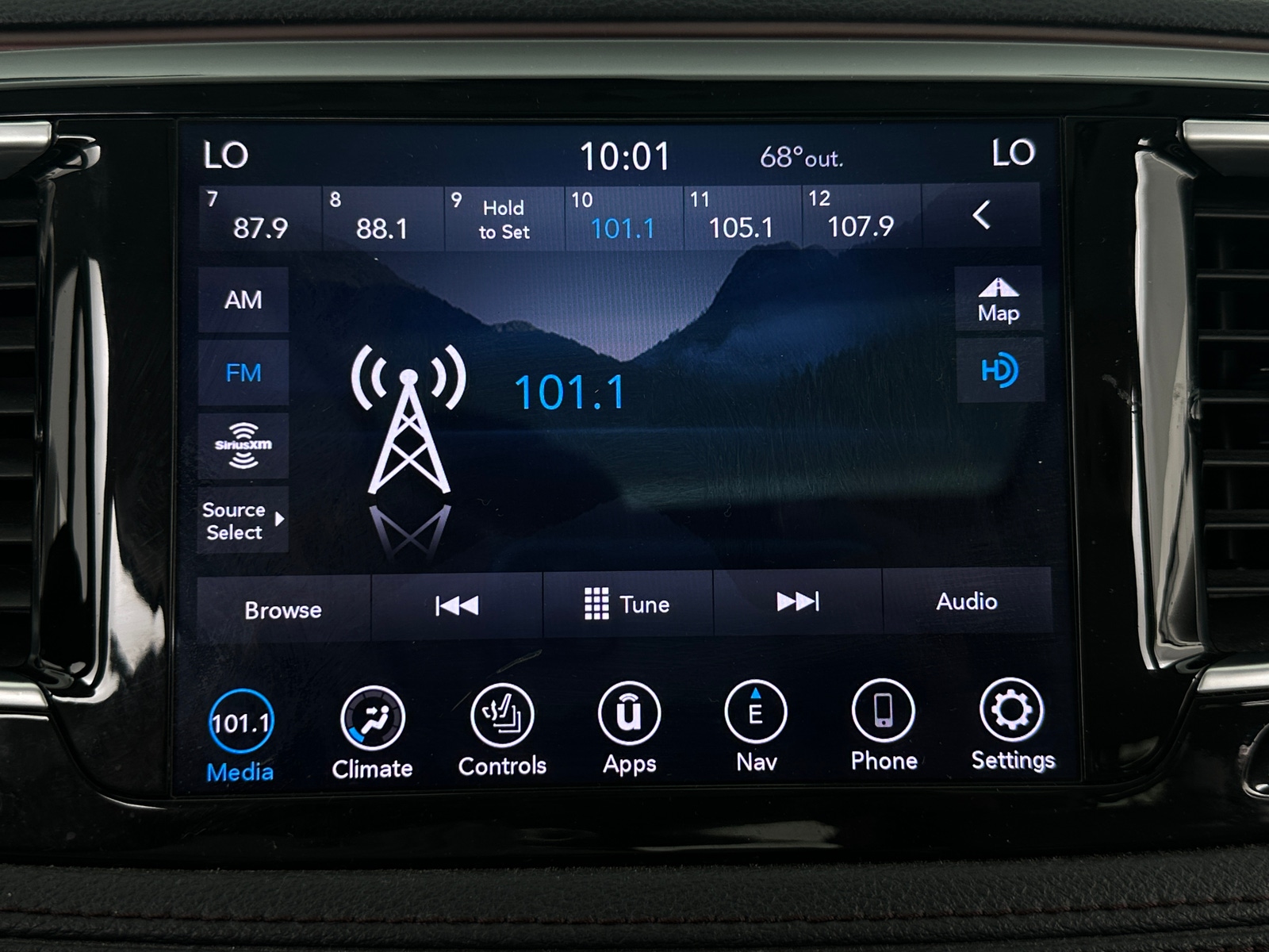 Thumbnail: 2019 Chrysler Pacifica - 3