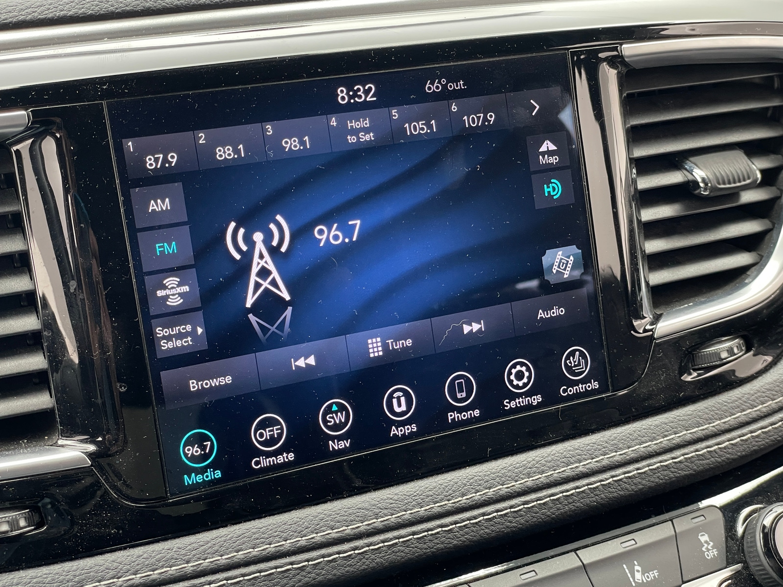 Thumbnail: 2019 Chrysler Pacifica - 3