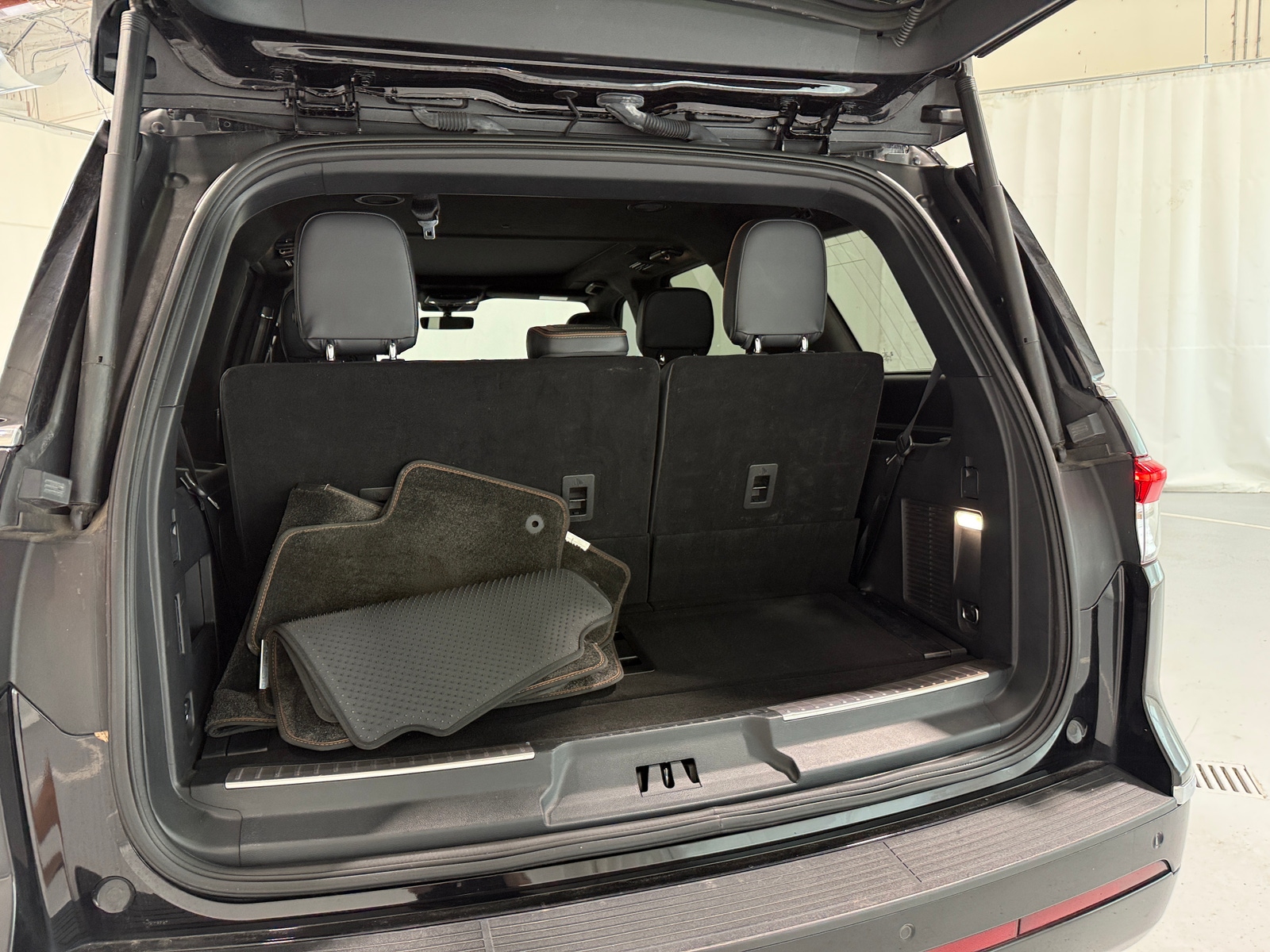 Thumbnail: 2023 Lincoln Navigator - 6