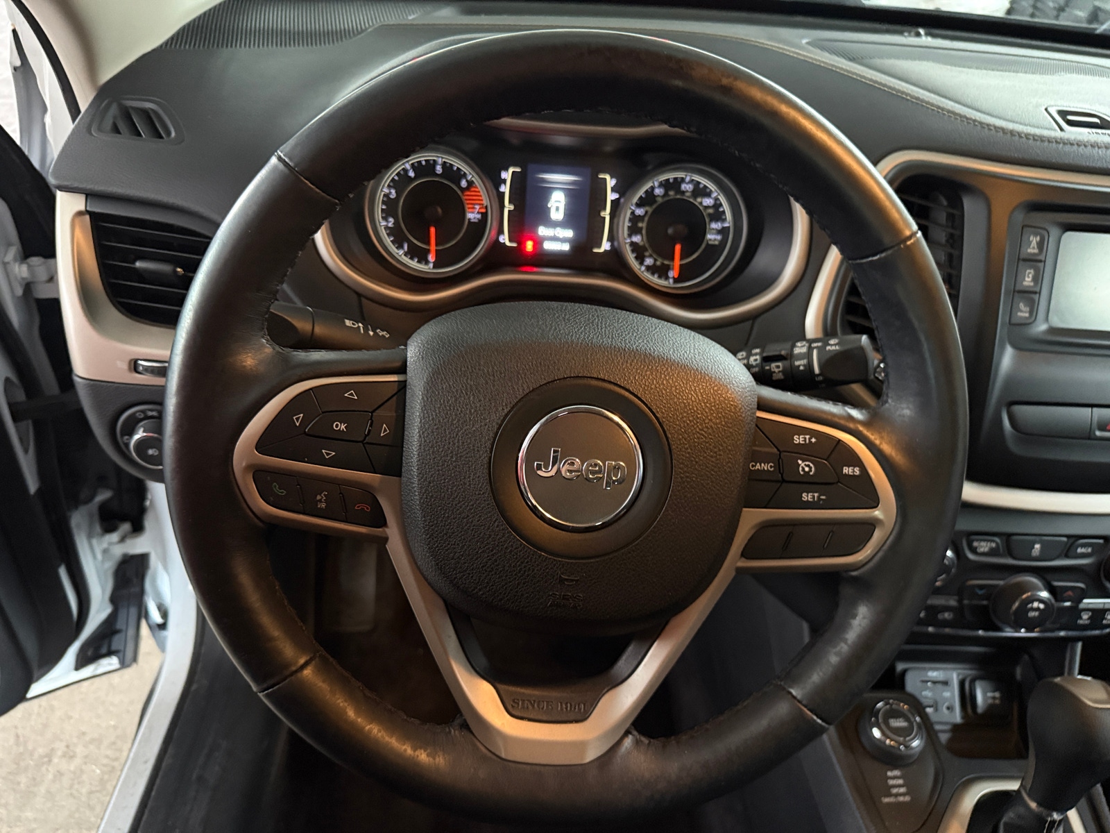 Thumbnail: 2017 Jeep Cherokee - 5