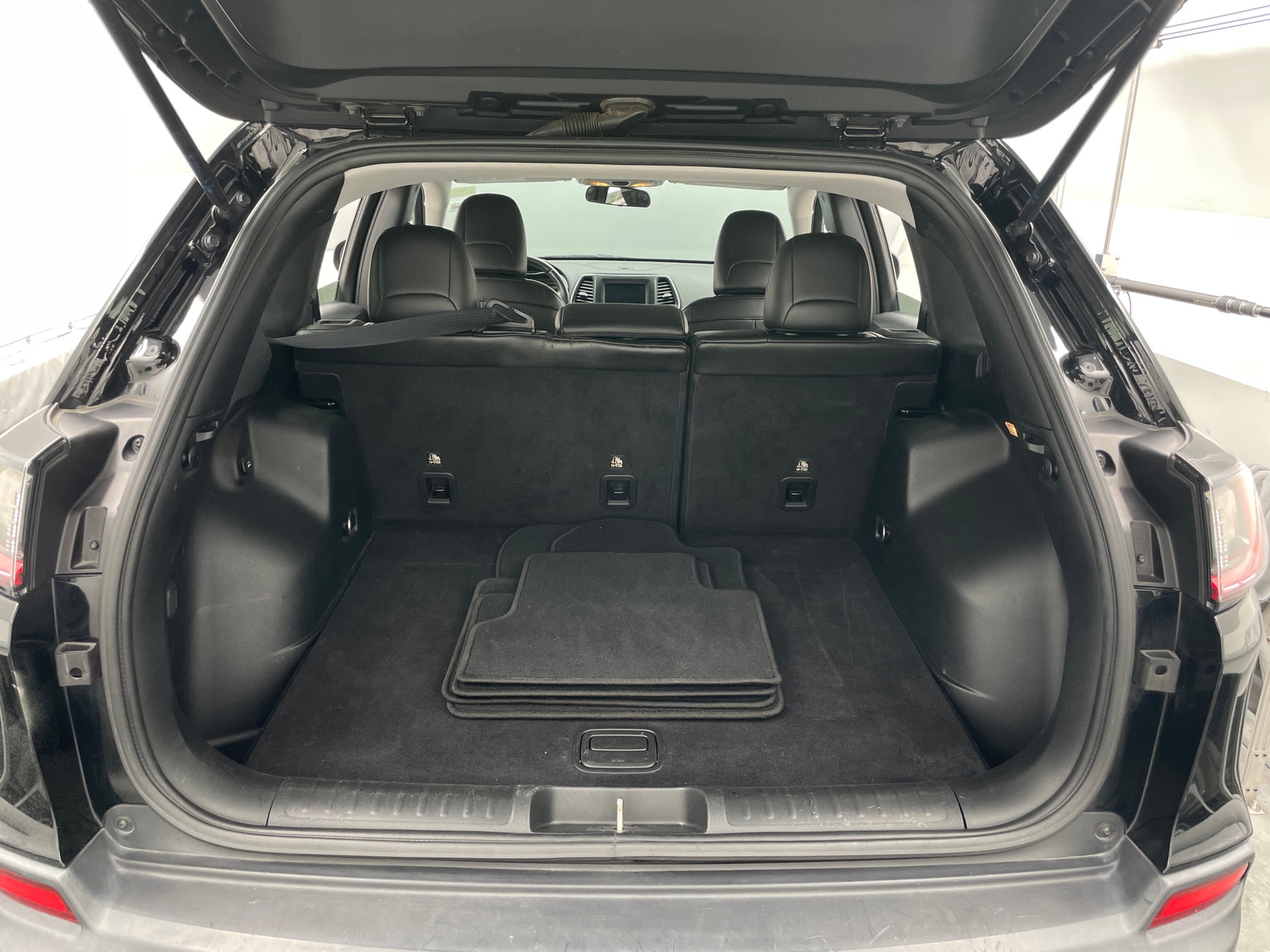 Thumbnail: 2019 Jeep Cherokee - 7