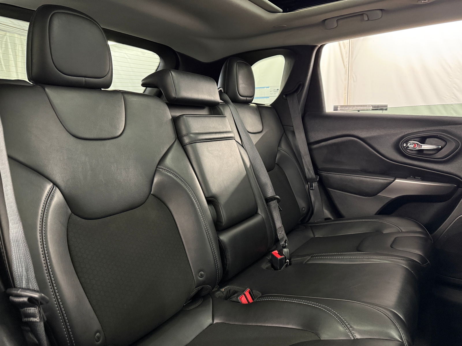 Thumbnail: 2019 Jeep Cherokee - 6