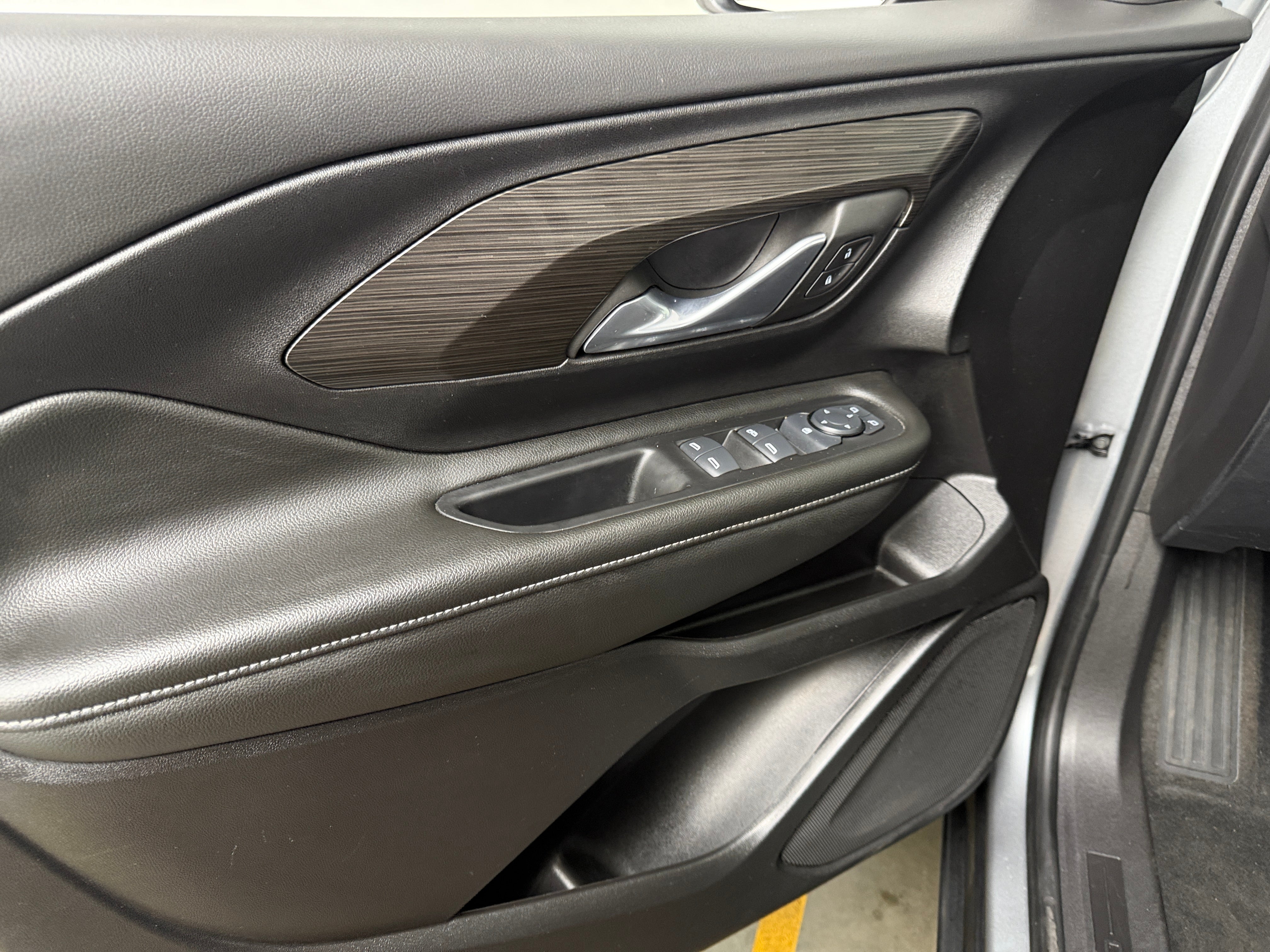 2024 GMC Terrain SLE - Photo 2