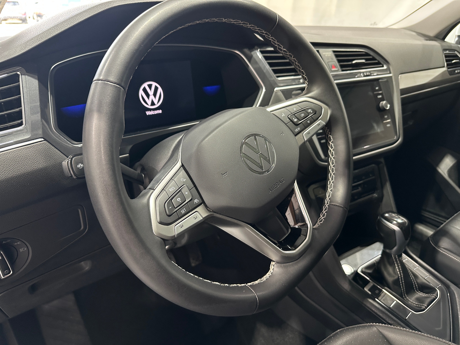 Thumbnail: 2023 Volkswagen Tiguan - 4