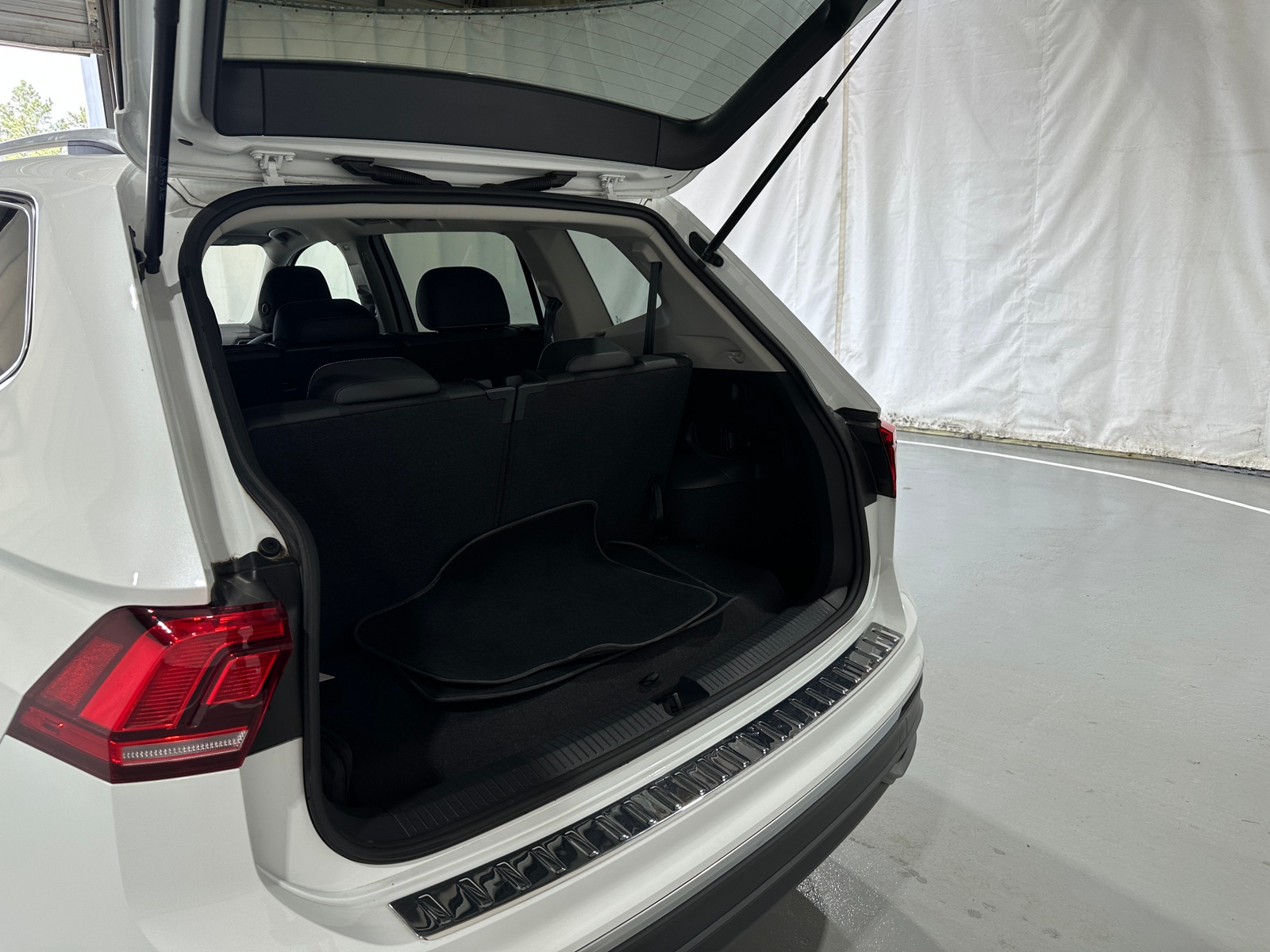 Thumbnail: 2023 Volkswagen Tiguan - 6