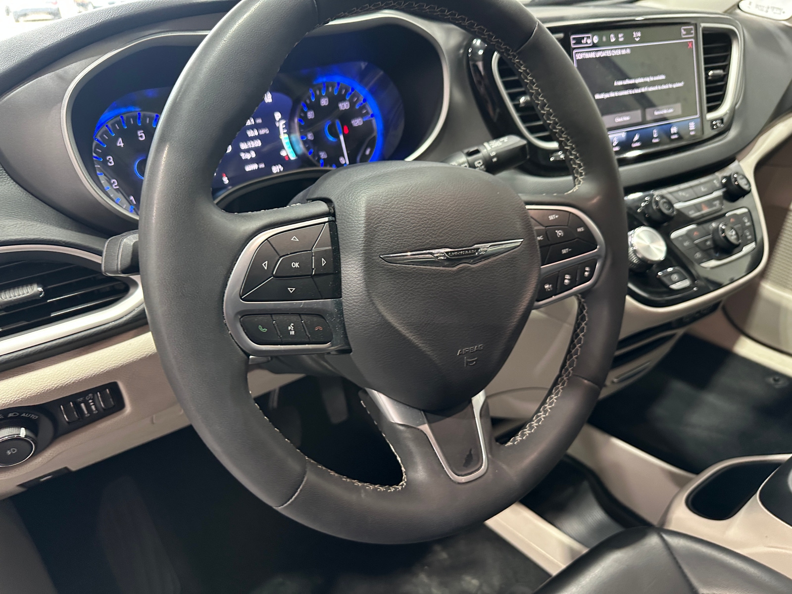 Thumbnail: 2023 Chrysler Pacifica - 4