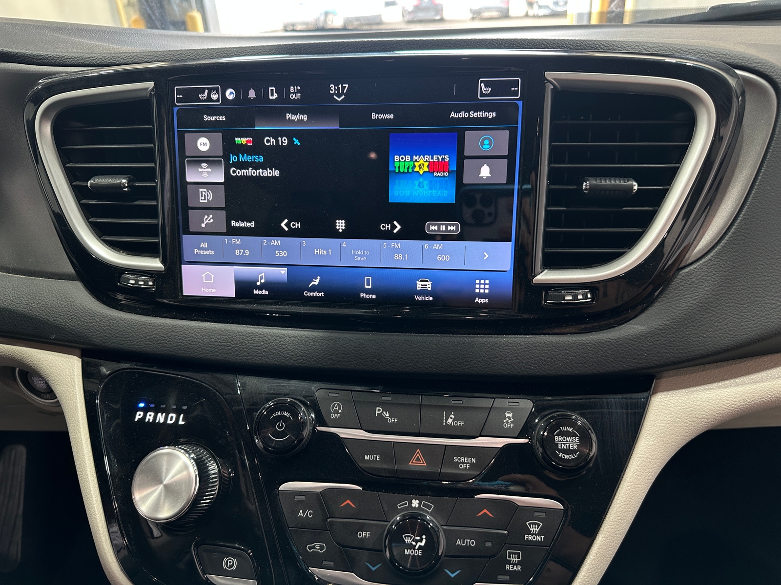 Thumbnail: 2023 Chrysler Pacifica - 3