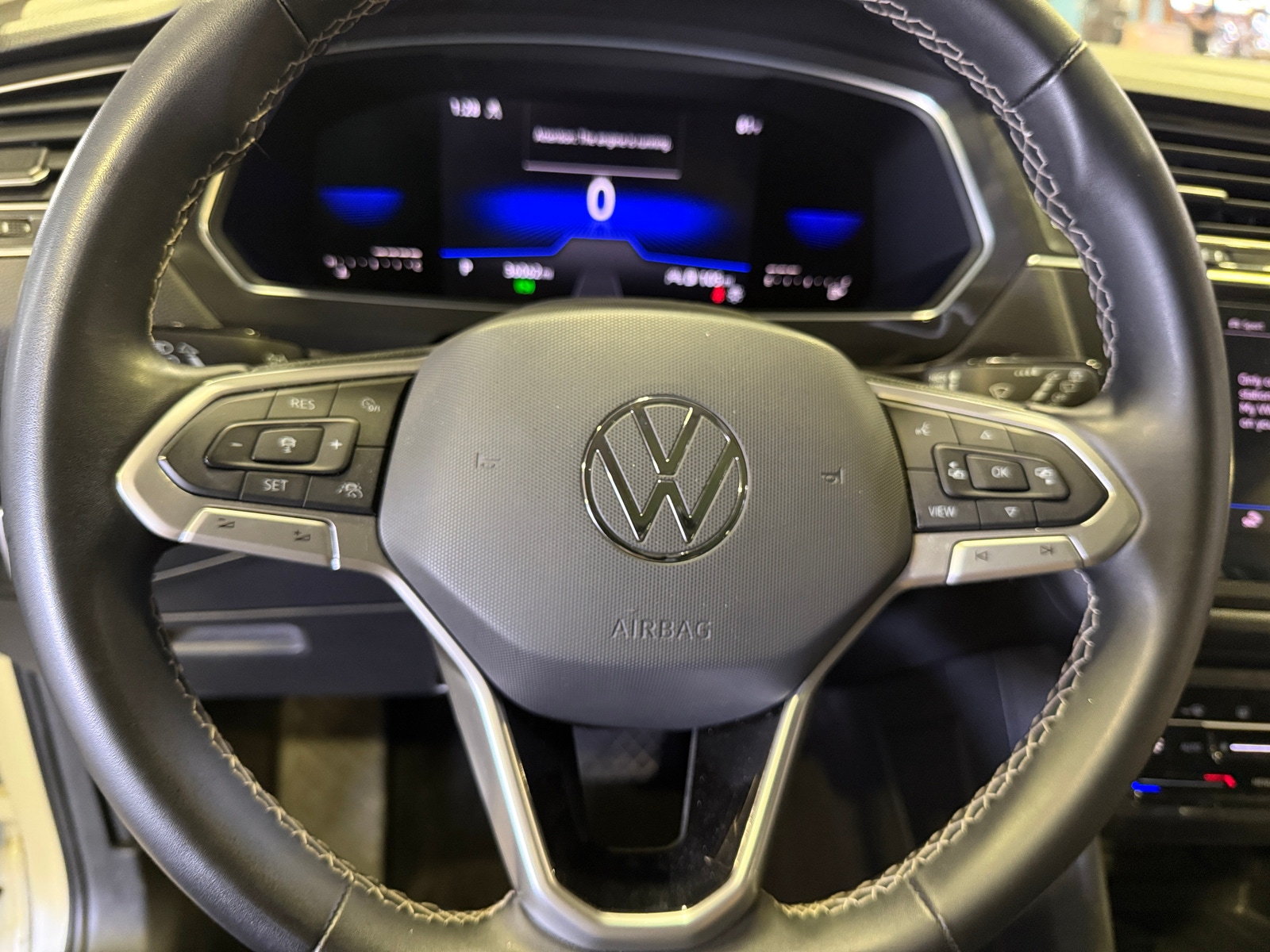 Thumbnail: 2022 Volkswagen Tiguan - 4