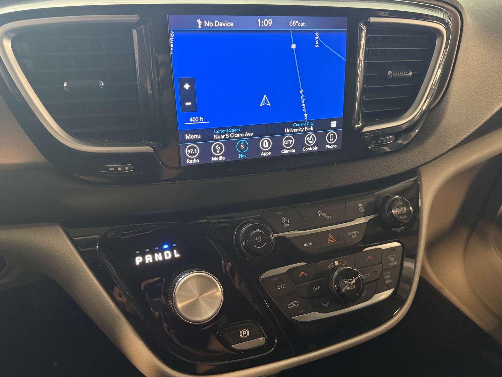 Thumbnail: 2018 Chrysler Pacifica - 3