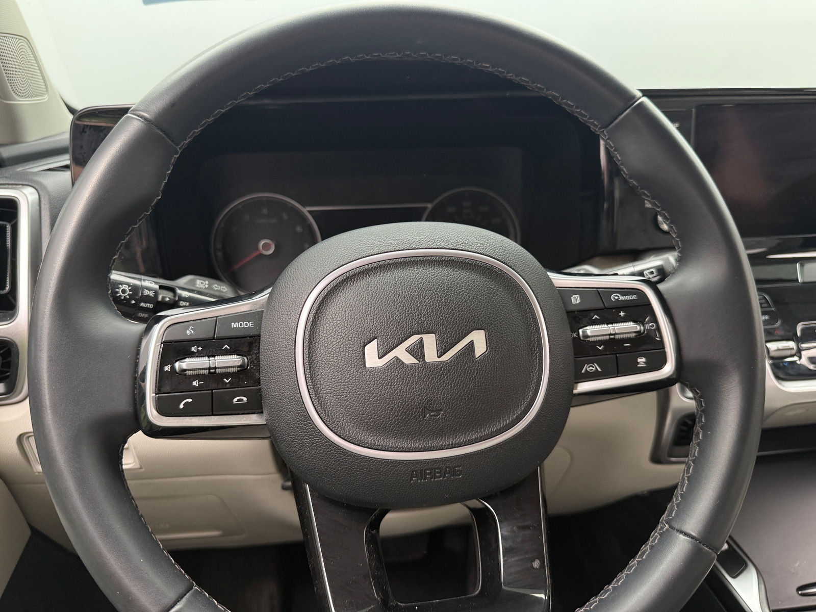 Thumbnail: 2023 Kia Sorento - 4