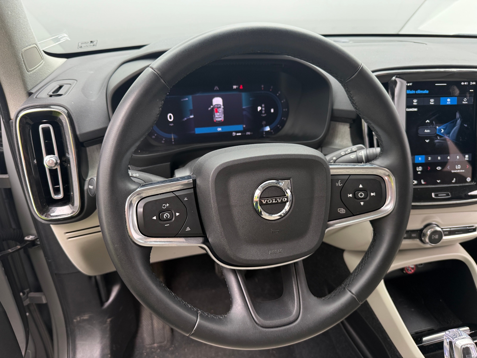 Thumbnail: 2023 Volvo XC40 - 4