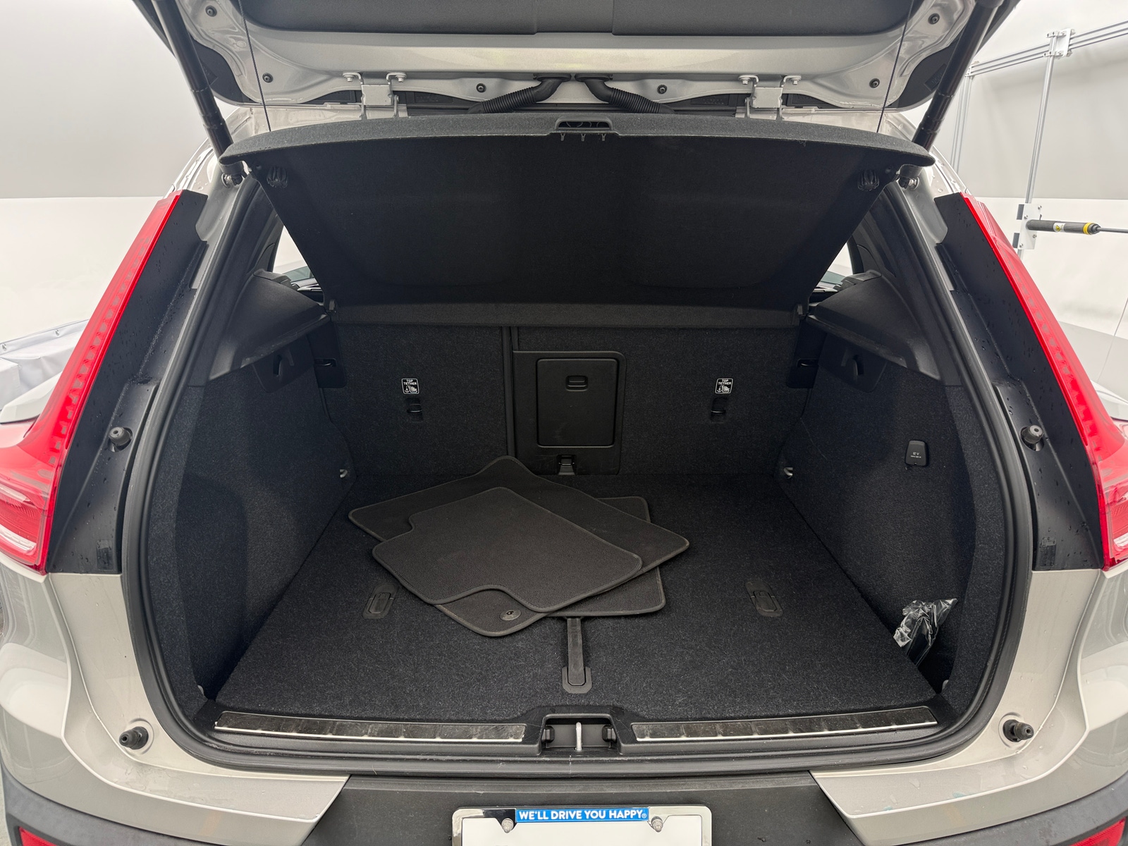 Thumbnail: 2023 Volvo XC40 - 6