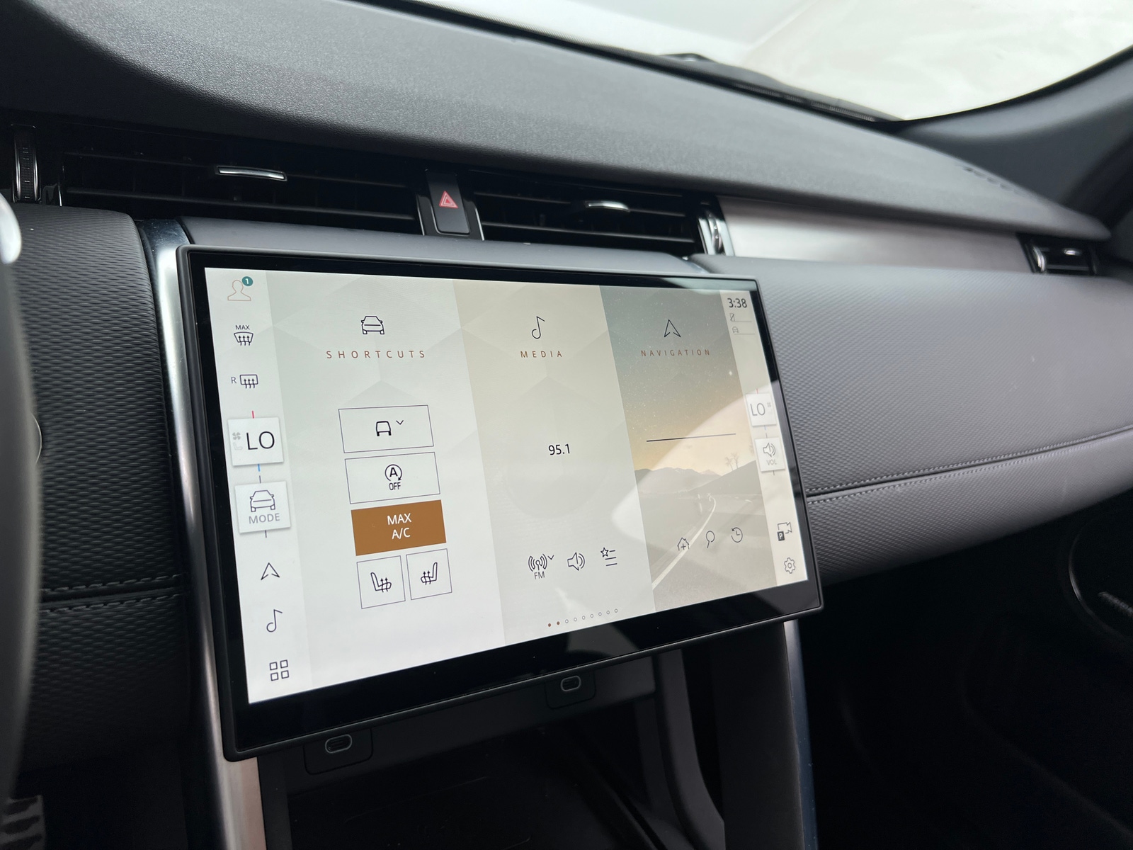 Thumbnail: 2024 Land Rover Discovery Sport - 3