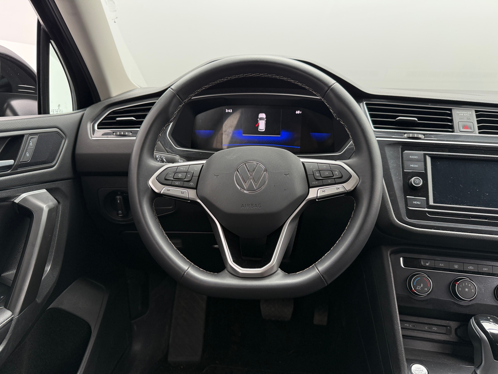 Thumbnail: 2023 Volkswagen Tiguan - 5