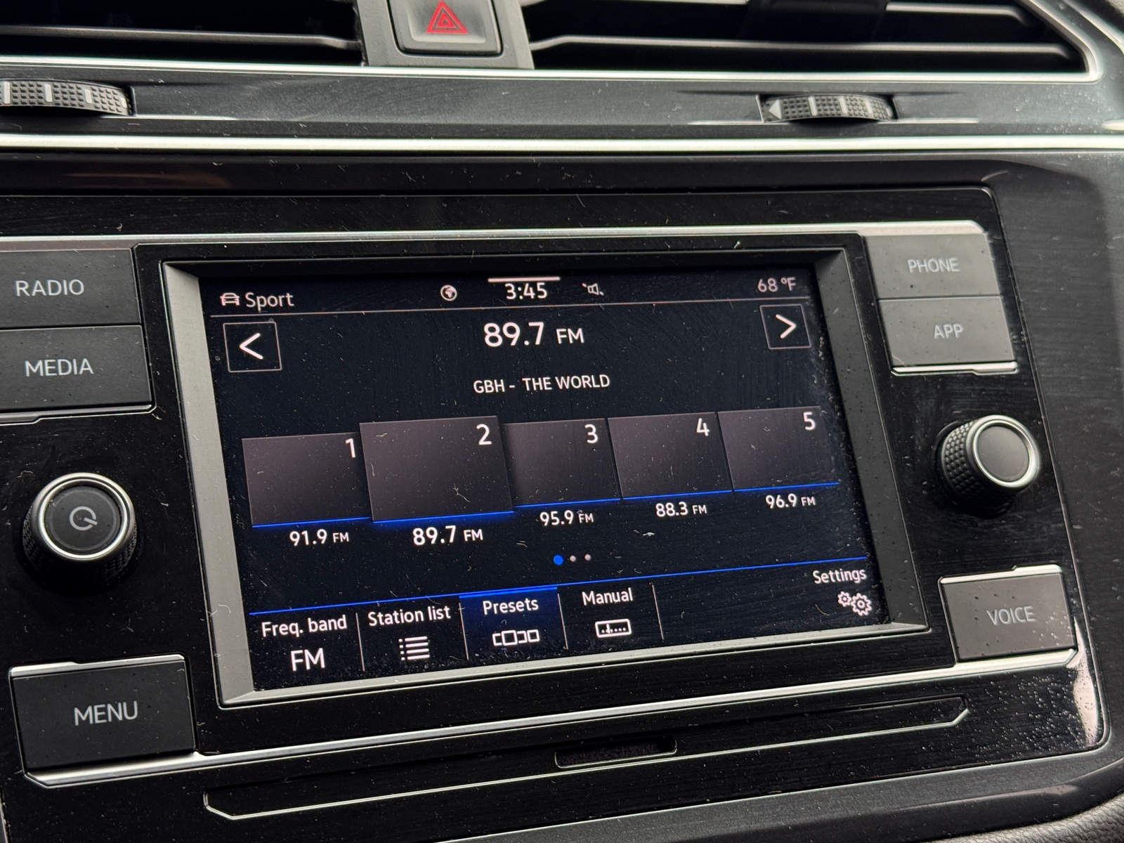 Thumbnail: 2023 Volkswagen Tiguan - 4