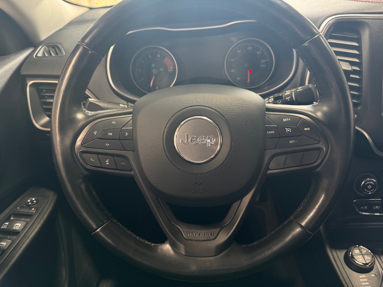 Thumbnail: 2020 Jeep Cherokee - 5