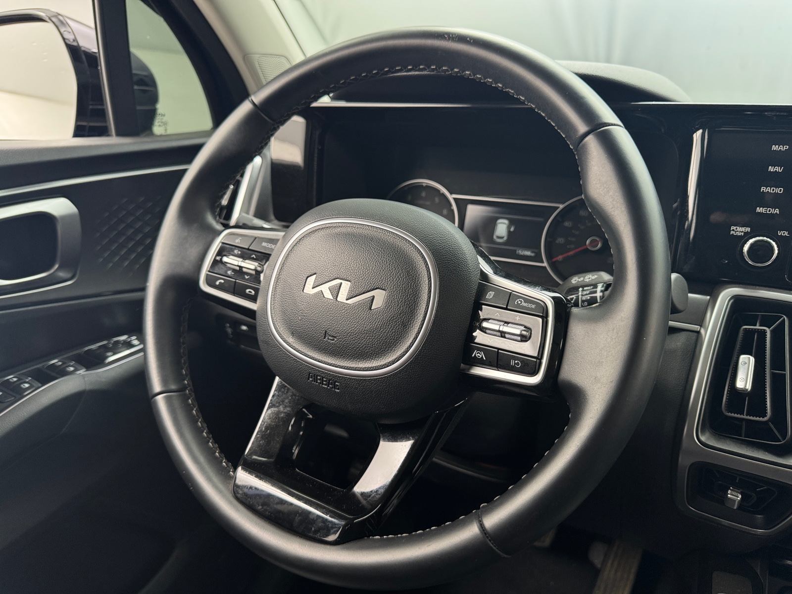 Thumbnail: 2023 Kia Sorento - 4