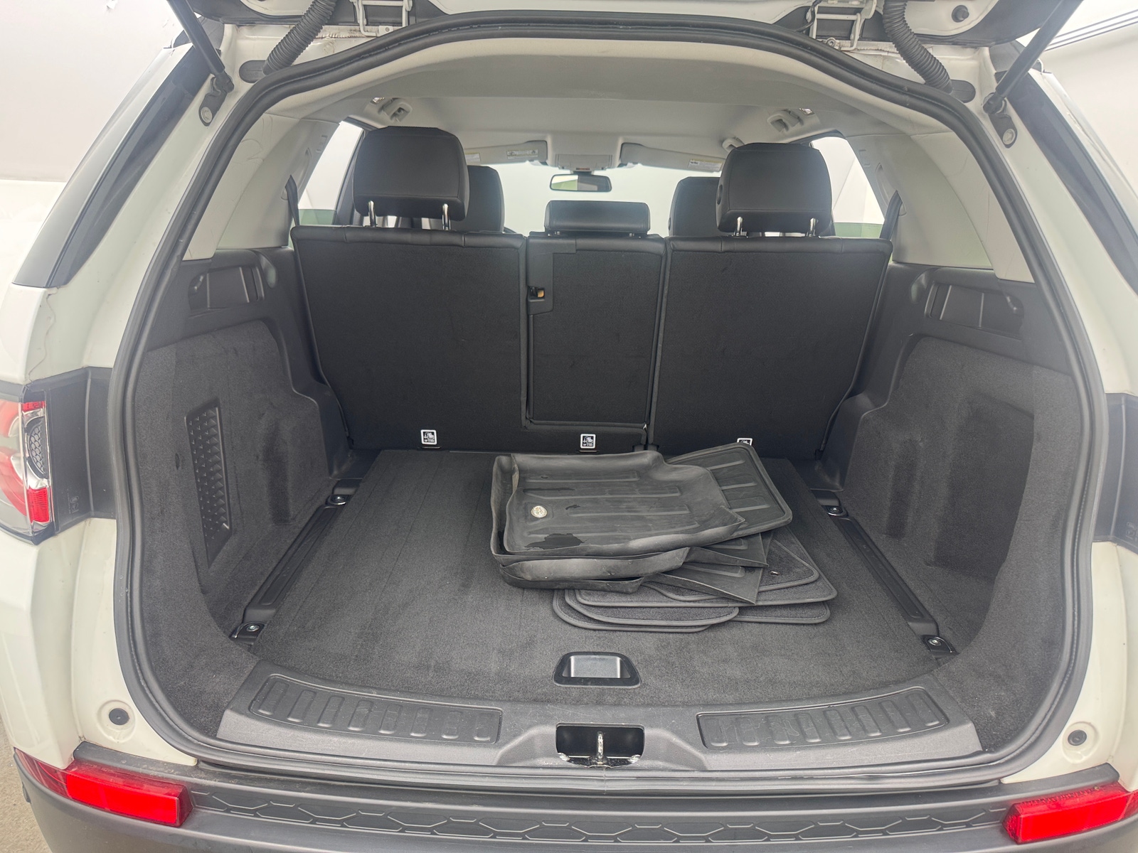 Thumbnail: 2019 Land Rover Discovery Sport - 6