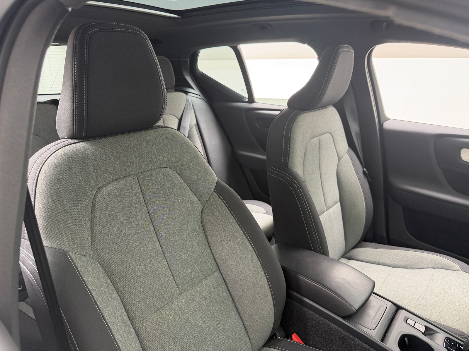 Thumbnail: 2025 Volvo XC40 - 2