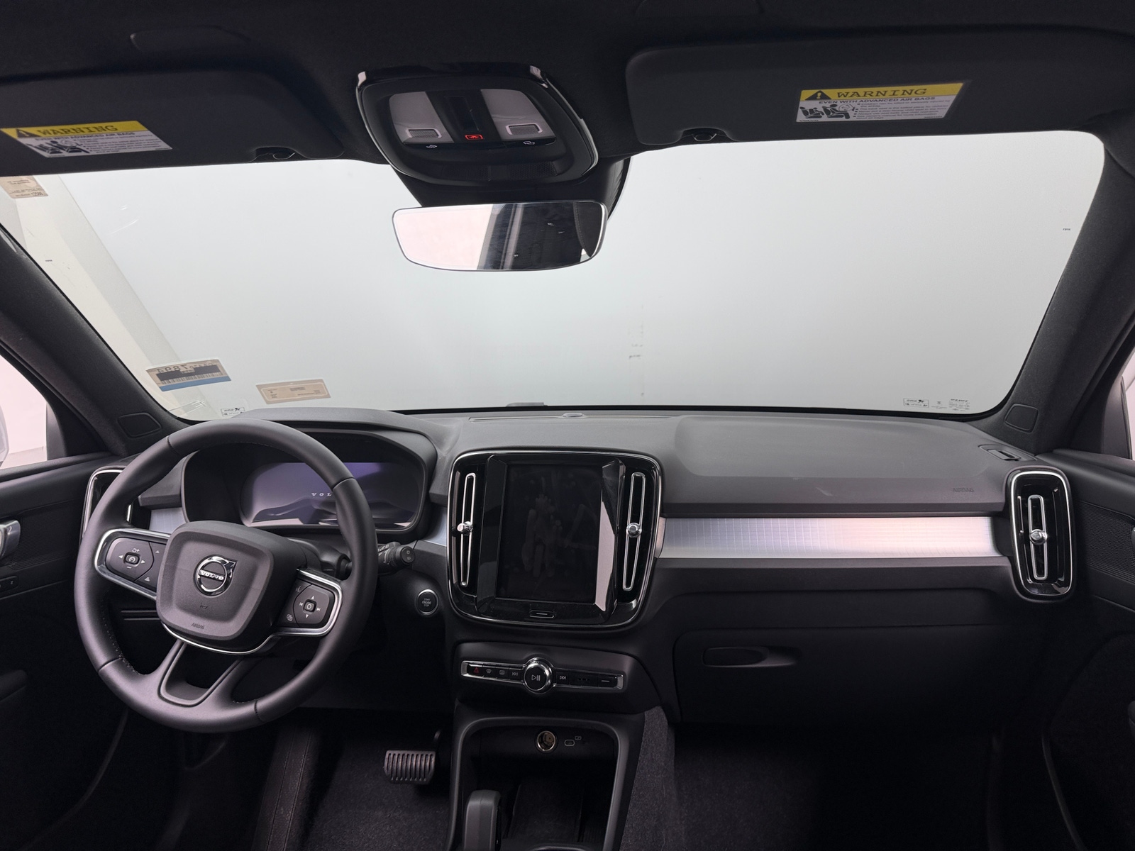 Thumbnail: 2025 Volvo XC40 - 3