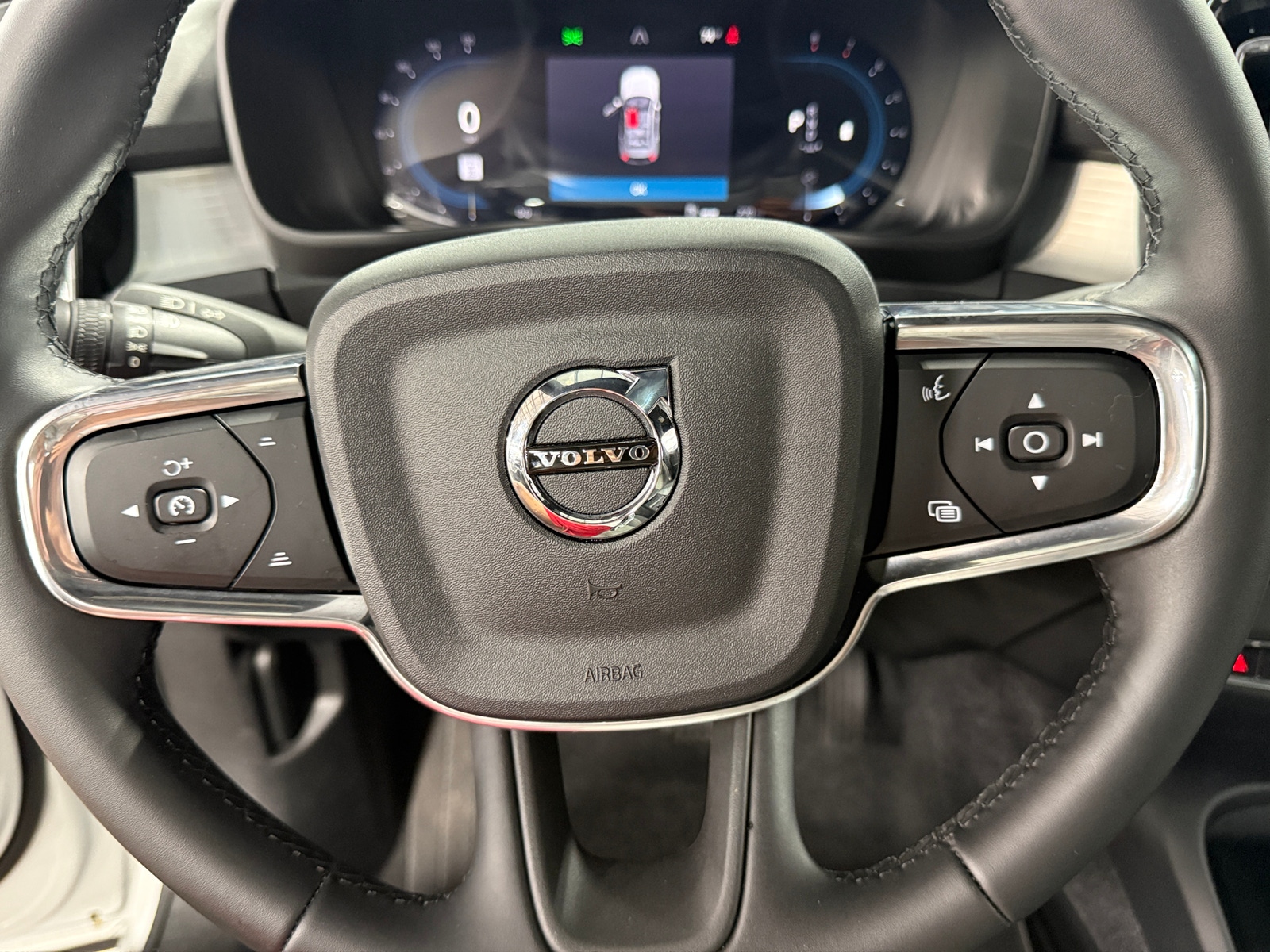 Thumbnail: 2025 Volvo XC40 - 5