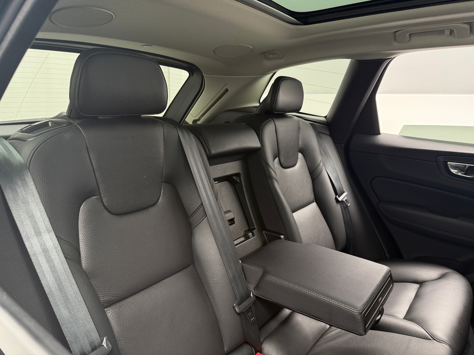 Thumbnail: 2022 Volvo XC60 - 5