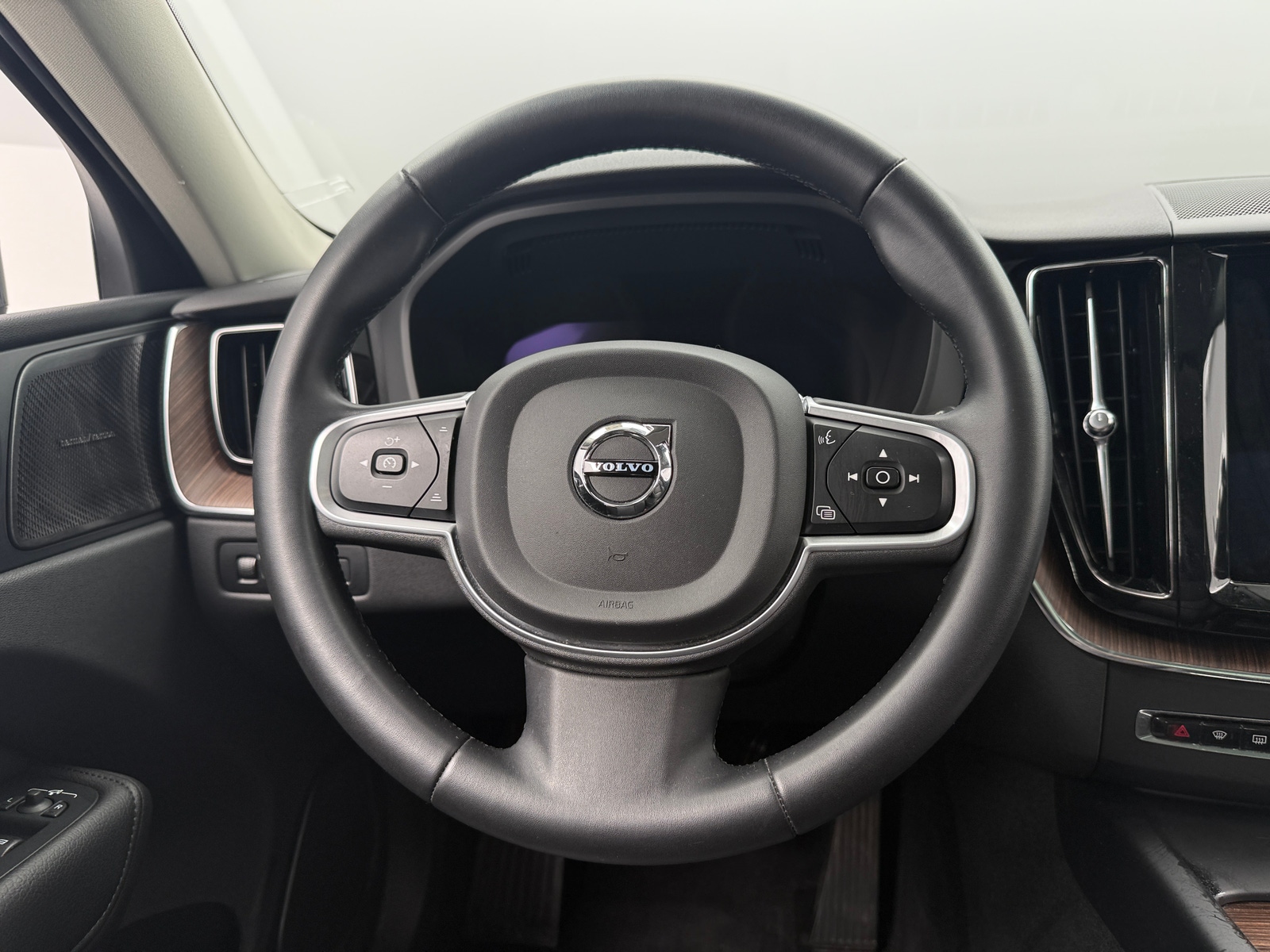 Thumbnail: 2022 Volvo XC60 - 4