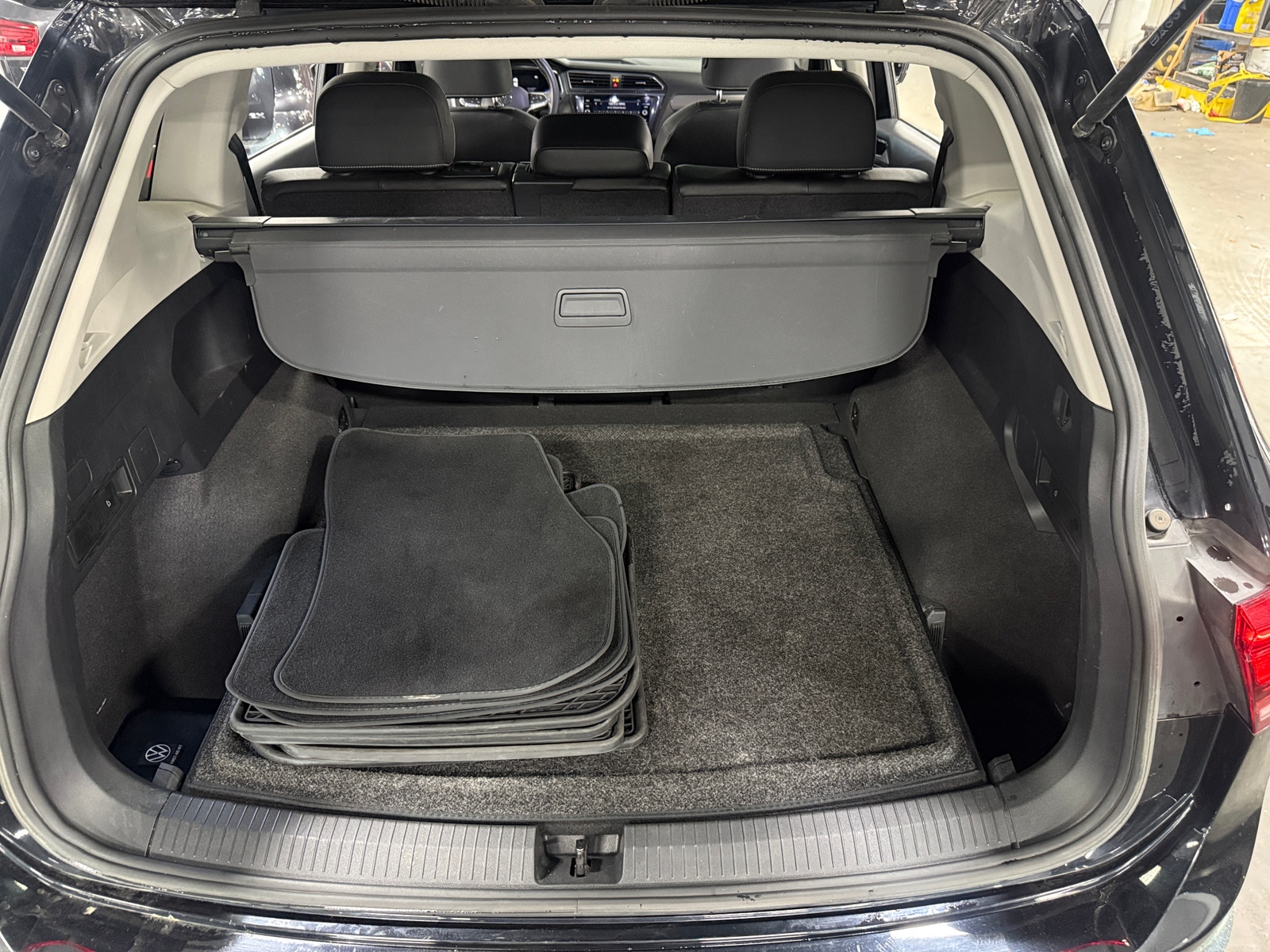Thumbnail: 2023 Volkswagen Tiguan - 6
