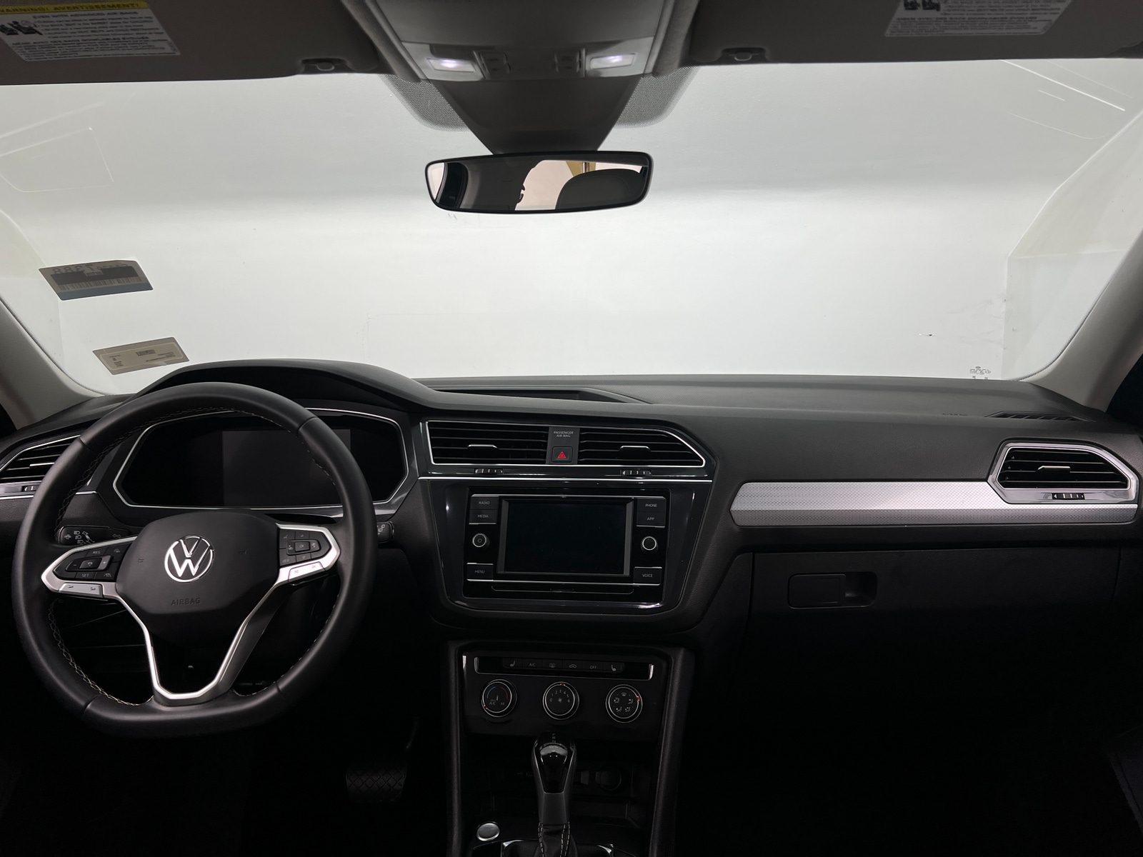 Thumbnail: 2023 Volkswagen Tiguan - 3