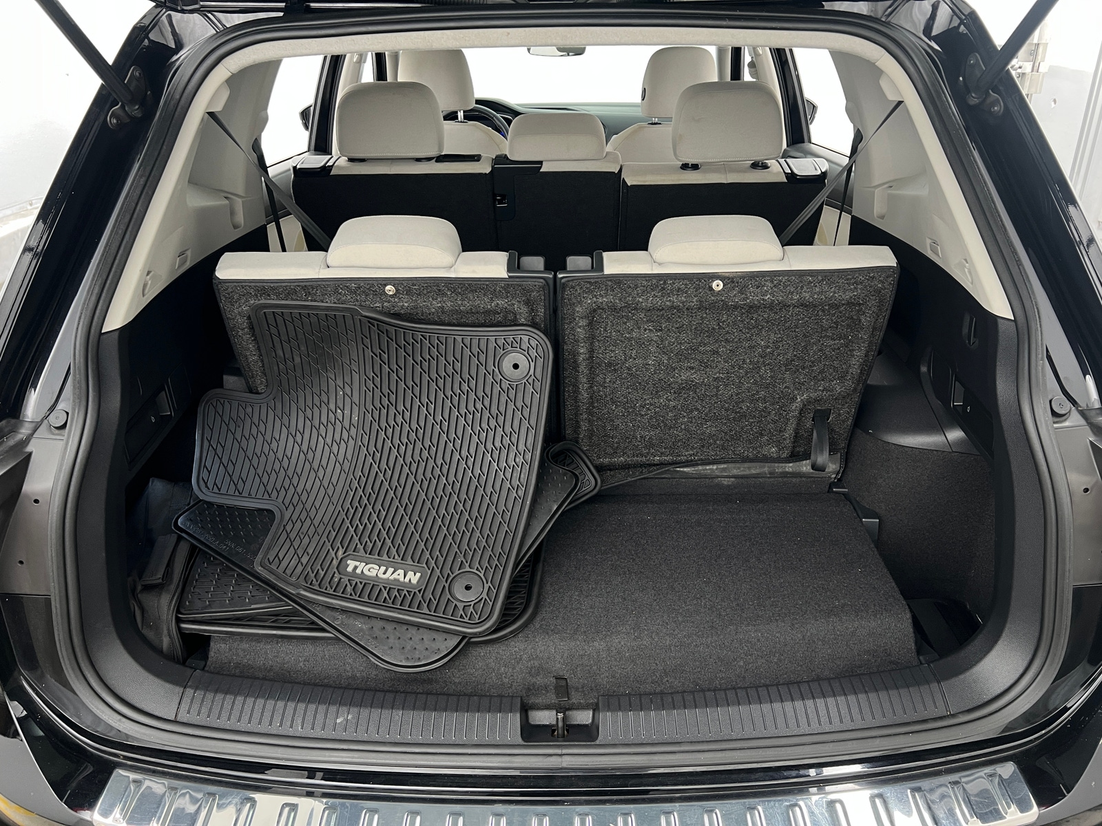 Thumbnail: 2023 Volkswagen Tiguan - 7