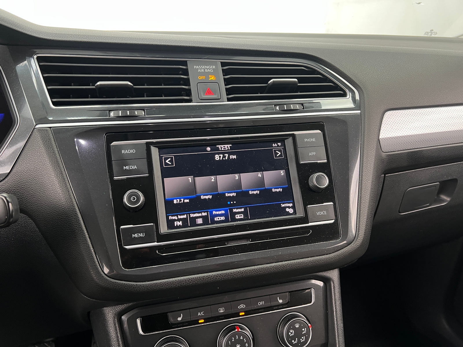 Thumbnail: 2023 Volkswagen Tiguan - 4