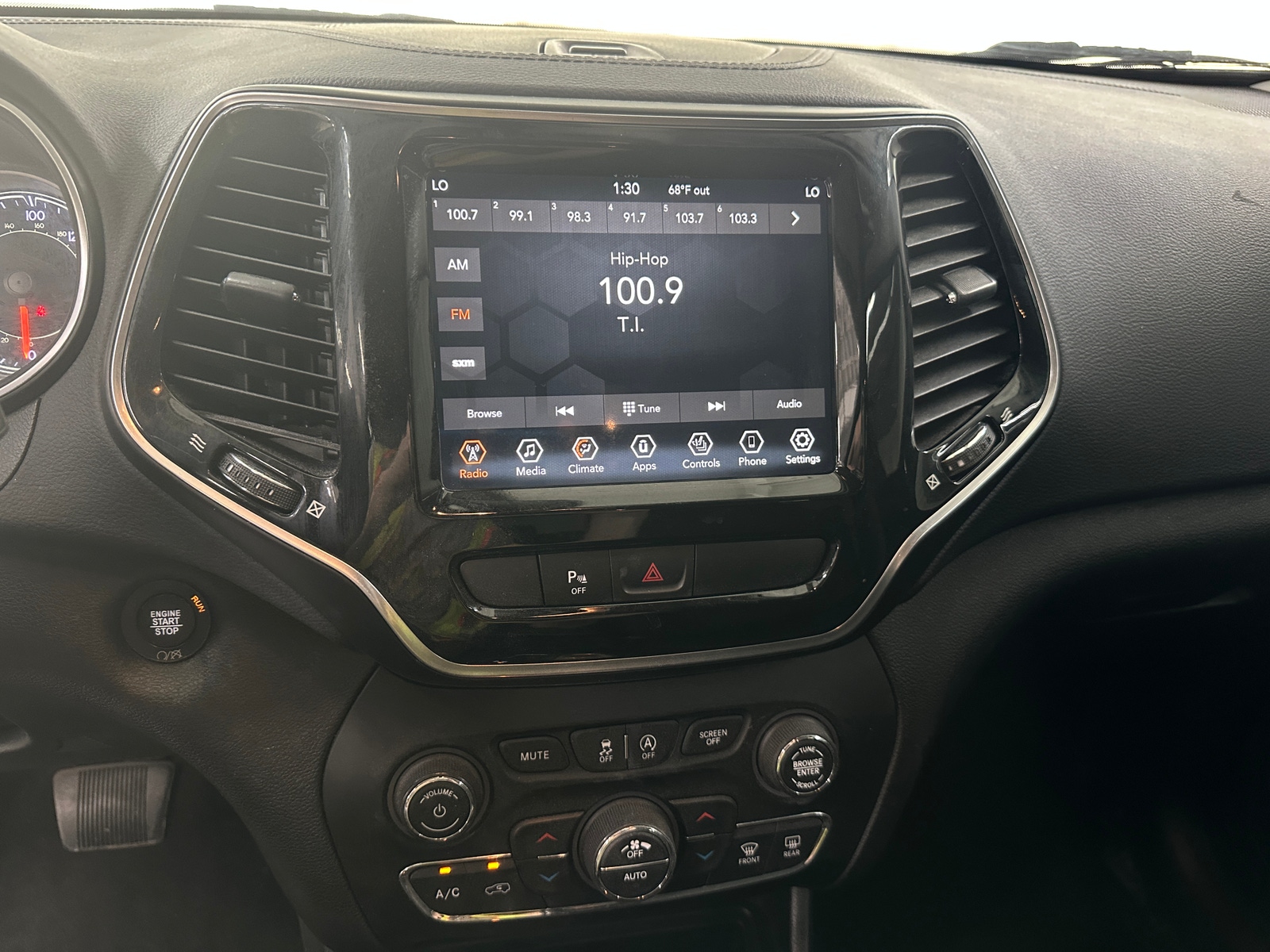 Thumbnail: 2019 Jeep Cherokee - 3