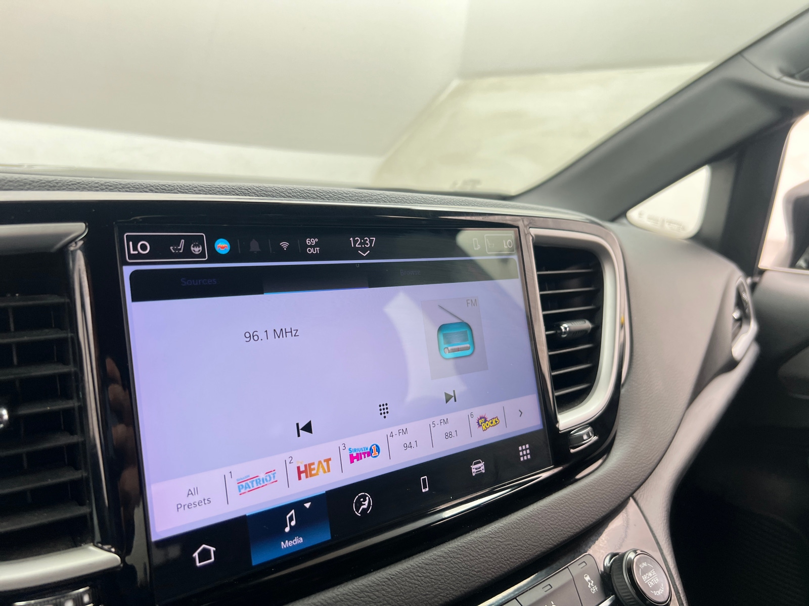 Thumbnail: 2025 Chrysler Pacifica - 3