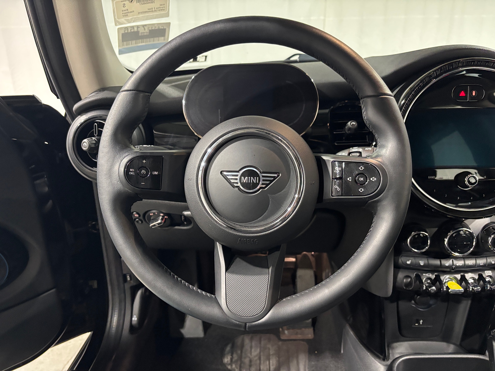 Thumbnail: 2022 MINI Cooper Hardtop - 4