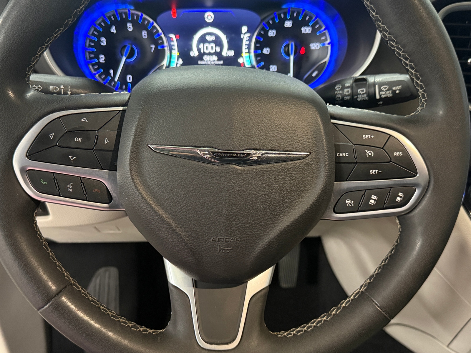 Thumbnail: 2023 Chrysler Pacifica - 4