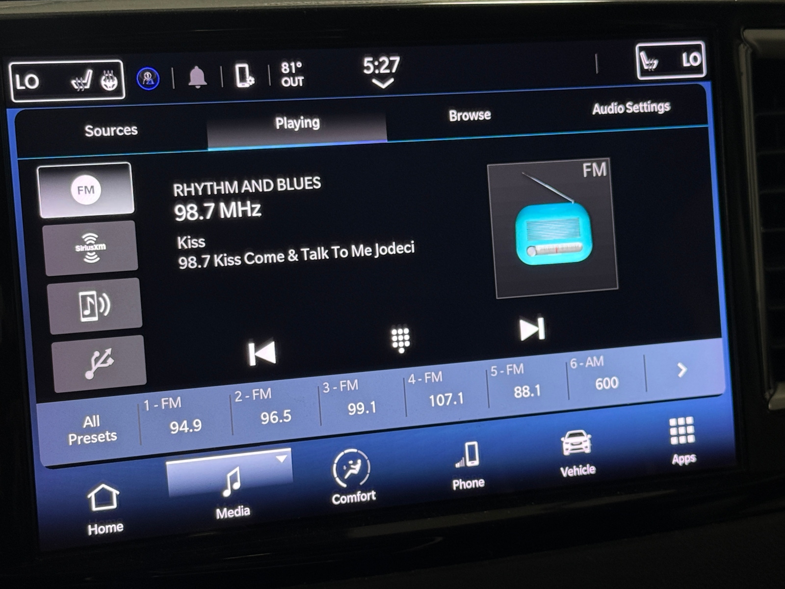 Thumbnail: 2023 Chrysler Pacifica - 3