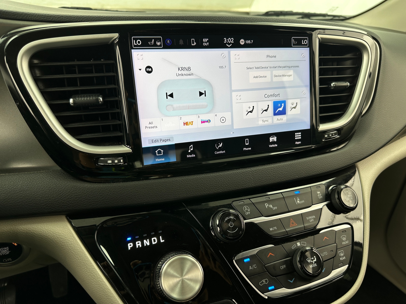 Thumbnail: 2024 Chrysler Pacifica - 3