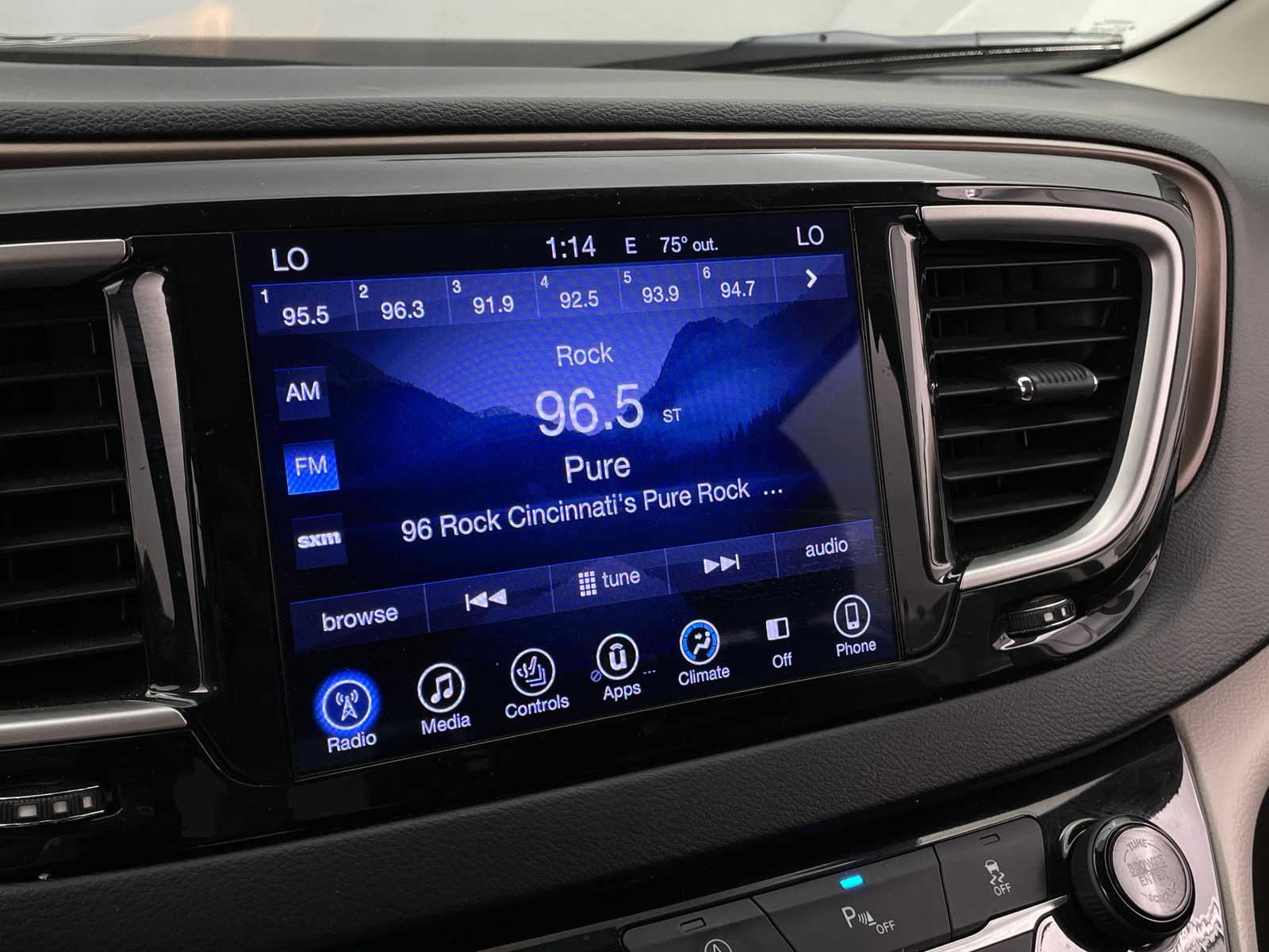 Thumbnail: 2017 Chrysler Pacifica - 3