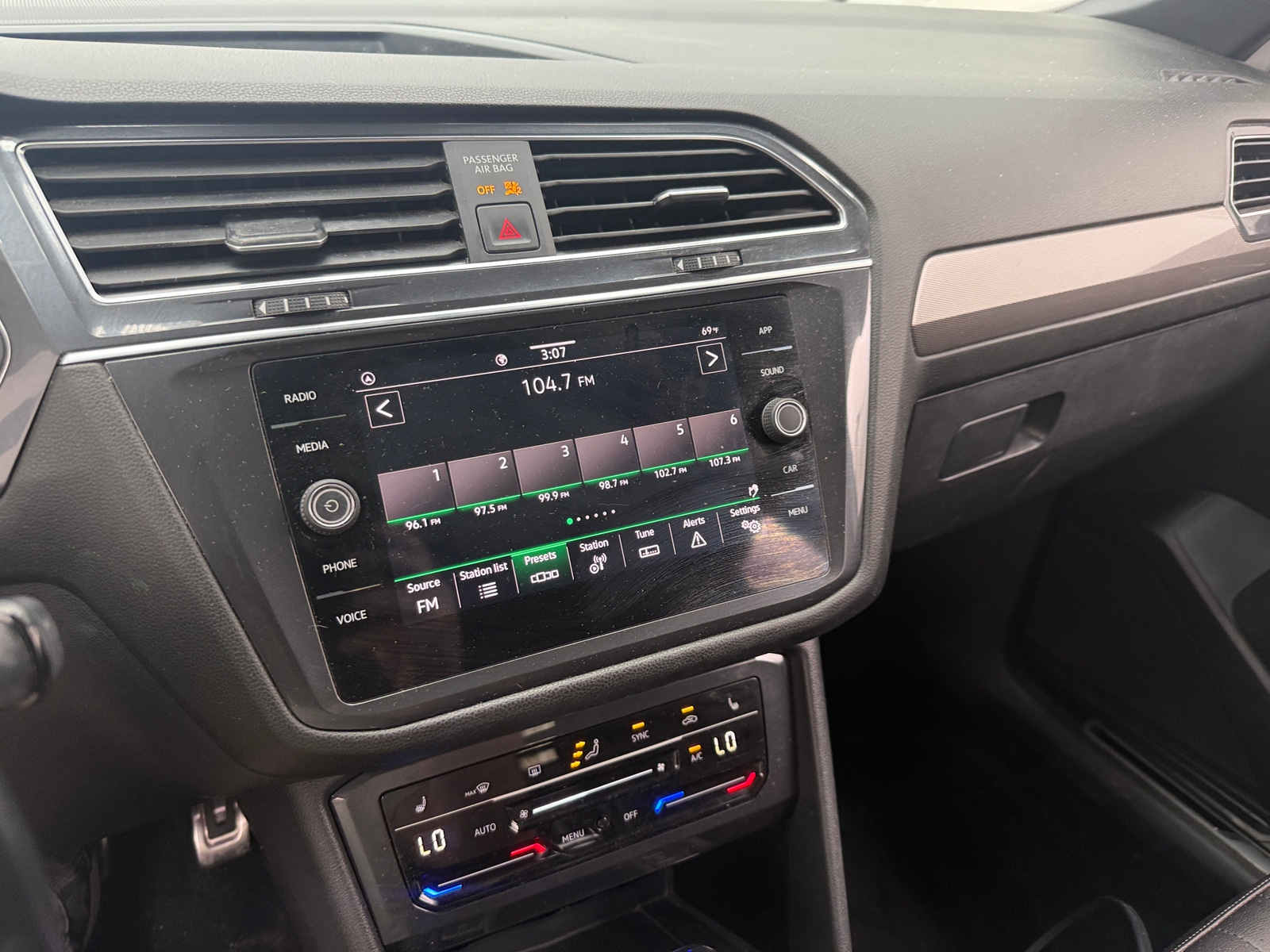 Thumbnail: 2023 Volkswagen Tiguan - 3