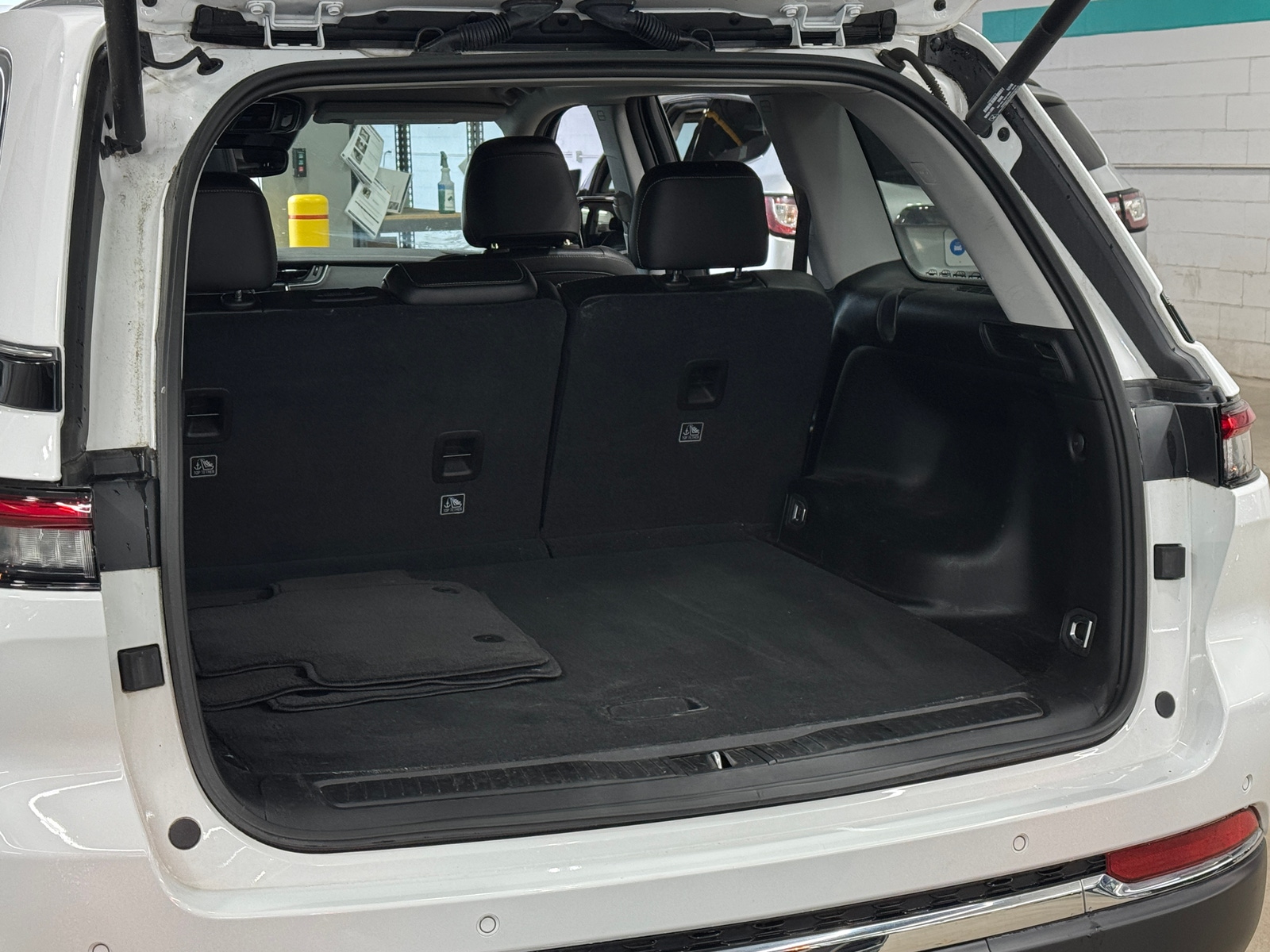 Thumbnail: 2023 Jeep Grand Cherokee - 6