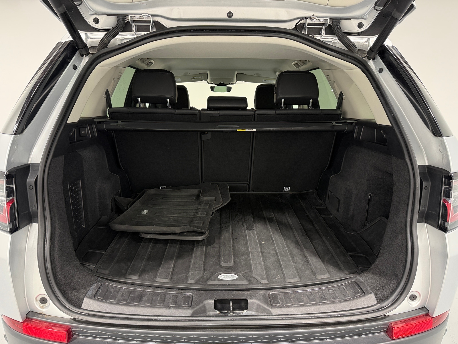 Thumbnail: 2021 Land Rover Discovery Sport - 6