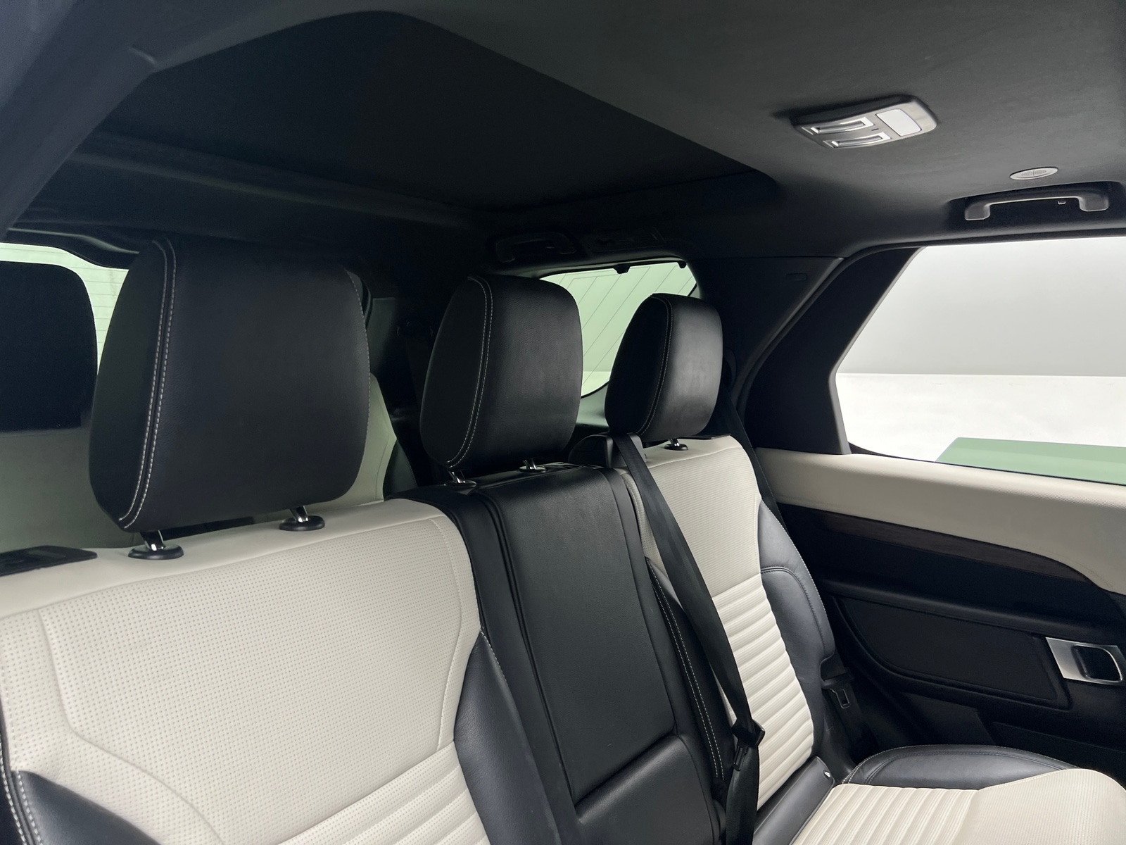 Thumbnail: 2022 Land Rover Discovery - 5